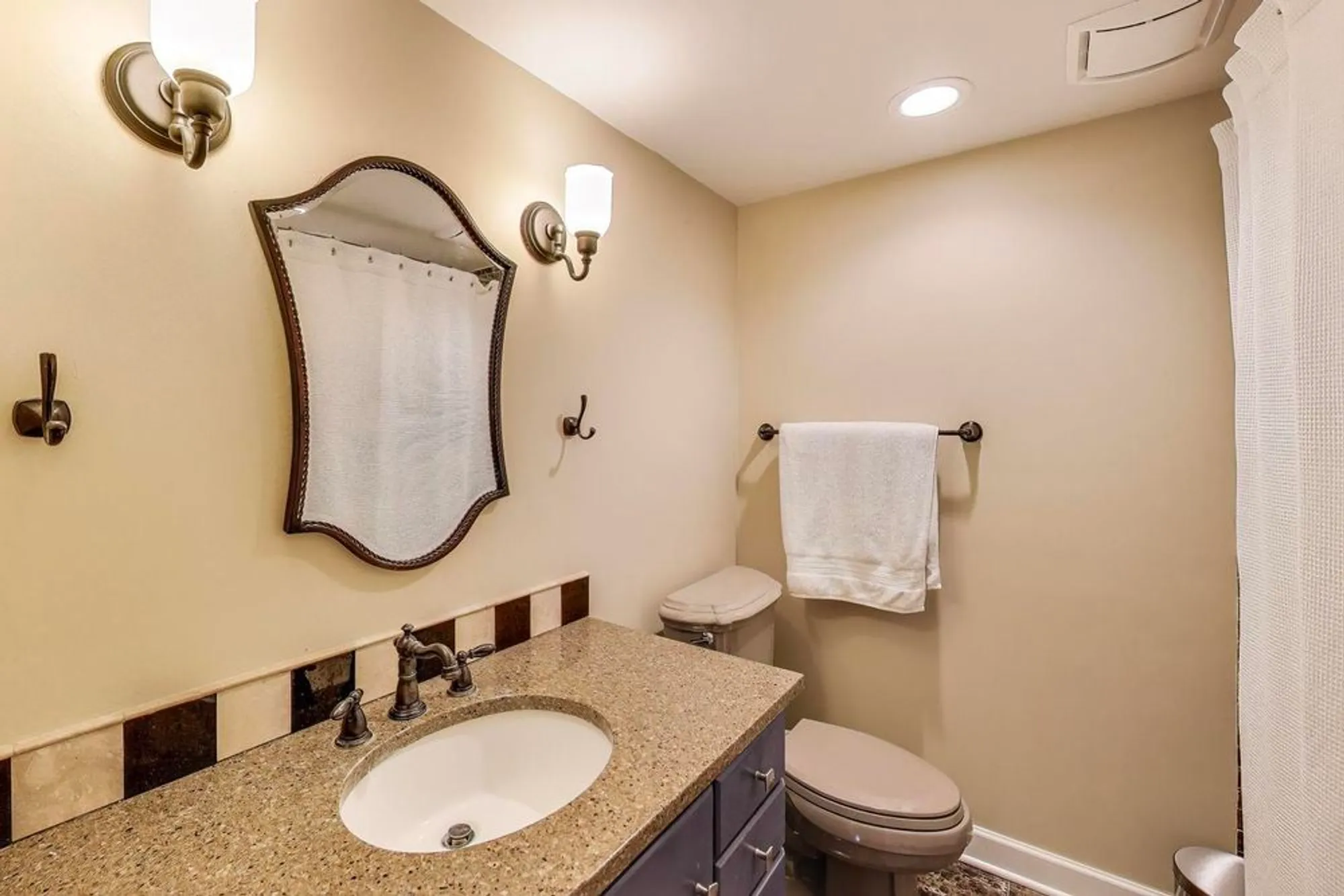Property Slideshow image 12 of 24 | 220 thornhill ln d, Lake Barrington, IL, 60010