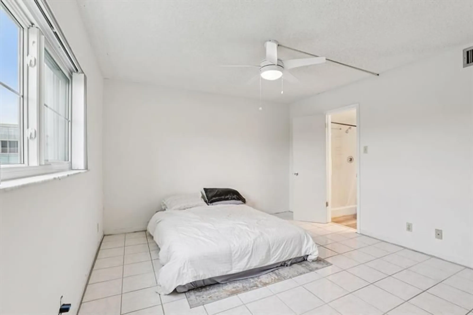 Property Slideshow image 19 of 39 | 1024 se 4th ave 204, Dania Beach, FL, 33004
