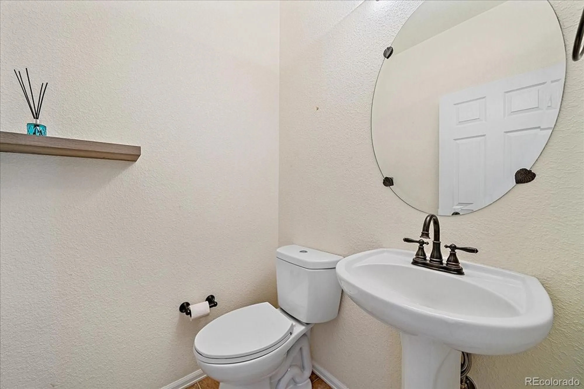 Property Slideshow image 22 of 43 | 22852 e david pl, Aurora, CO, 80016