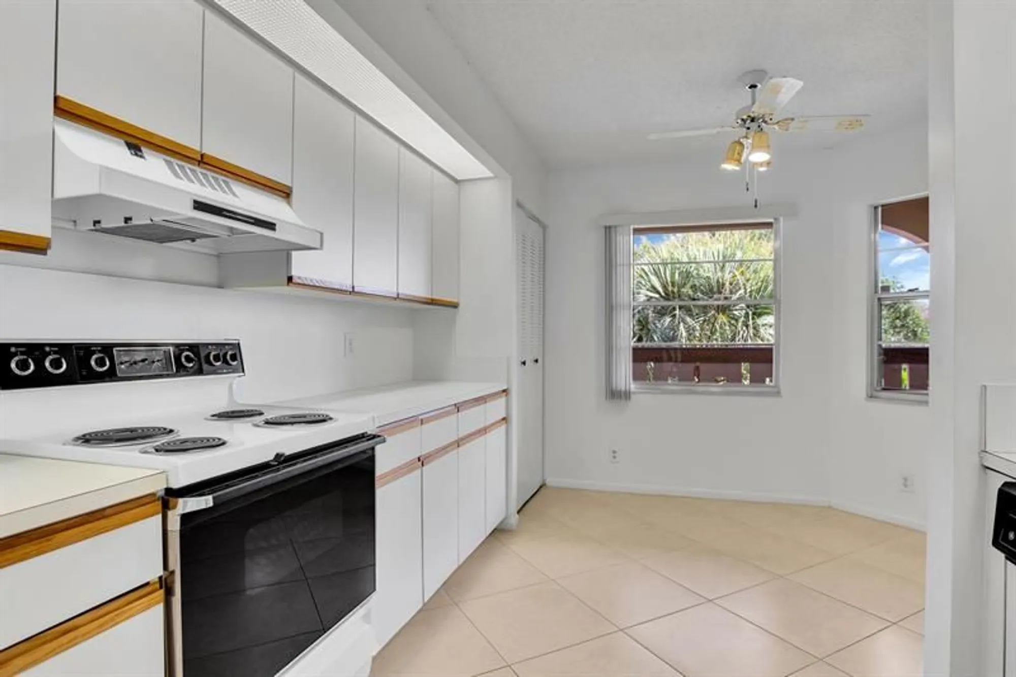 Property Slideshow image 4 of 30 | 1601 abaco dr d4, Coconut Creek, FL, 33066