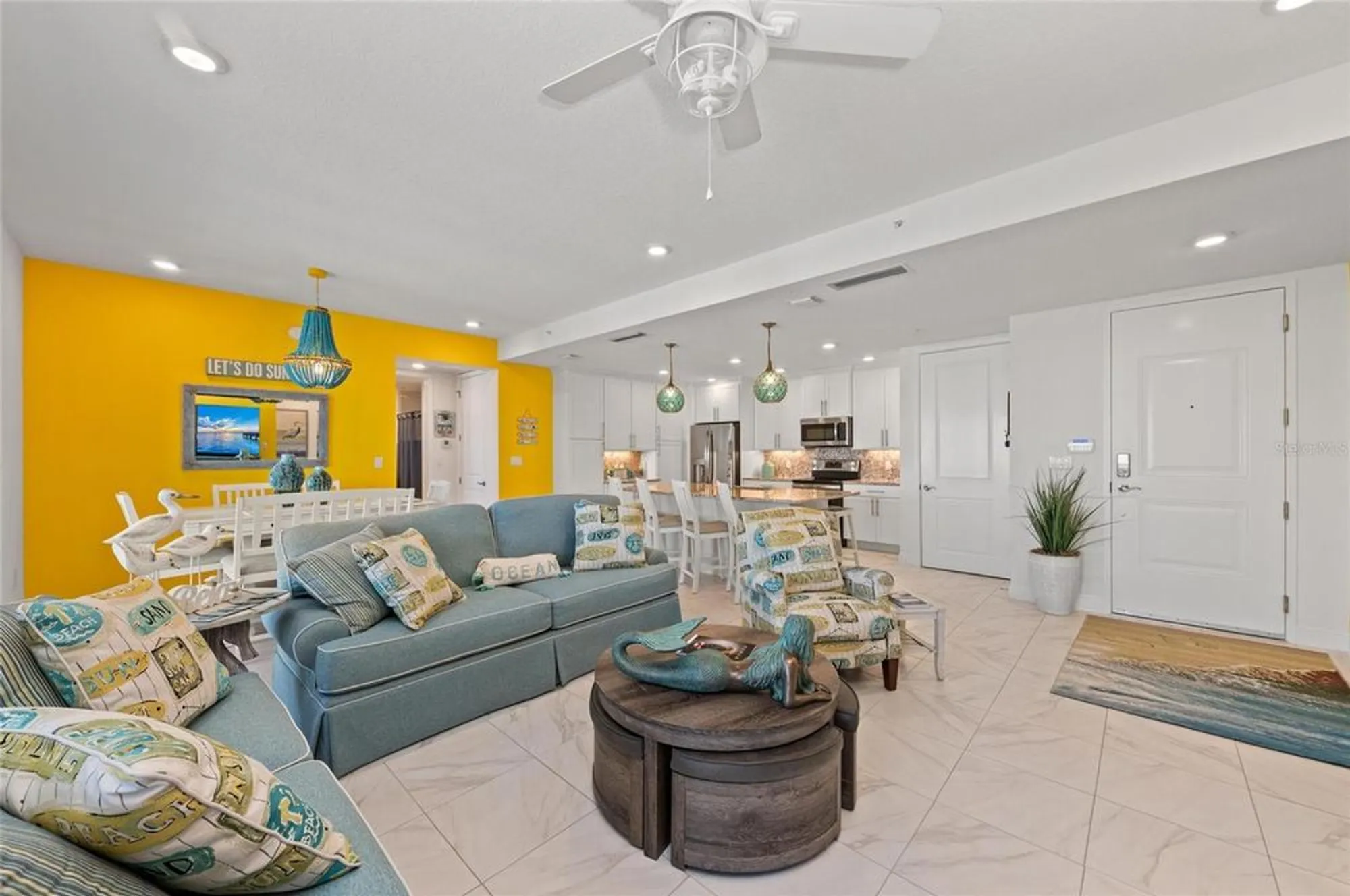 Property Slideshow image 9 of 100 | 387 aruba cir 301, Bradenton, FL, 34209