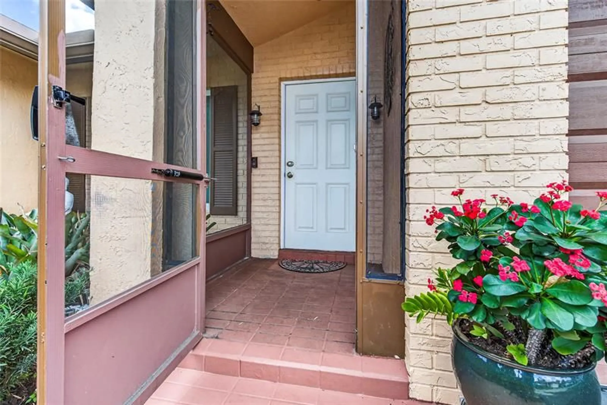 Property Slideshow image 3 of 50 | 9812 nw 75th ct, Tamarac, FL, 33321