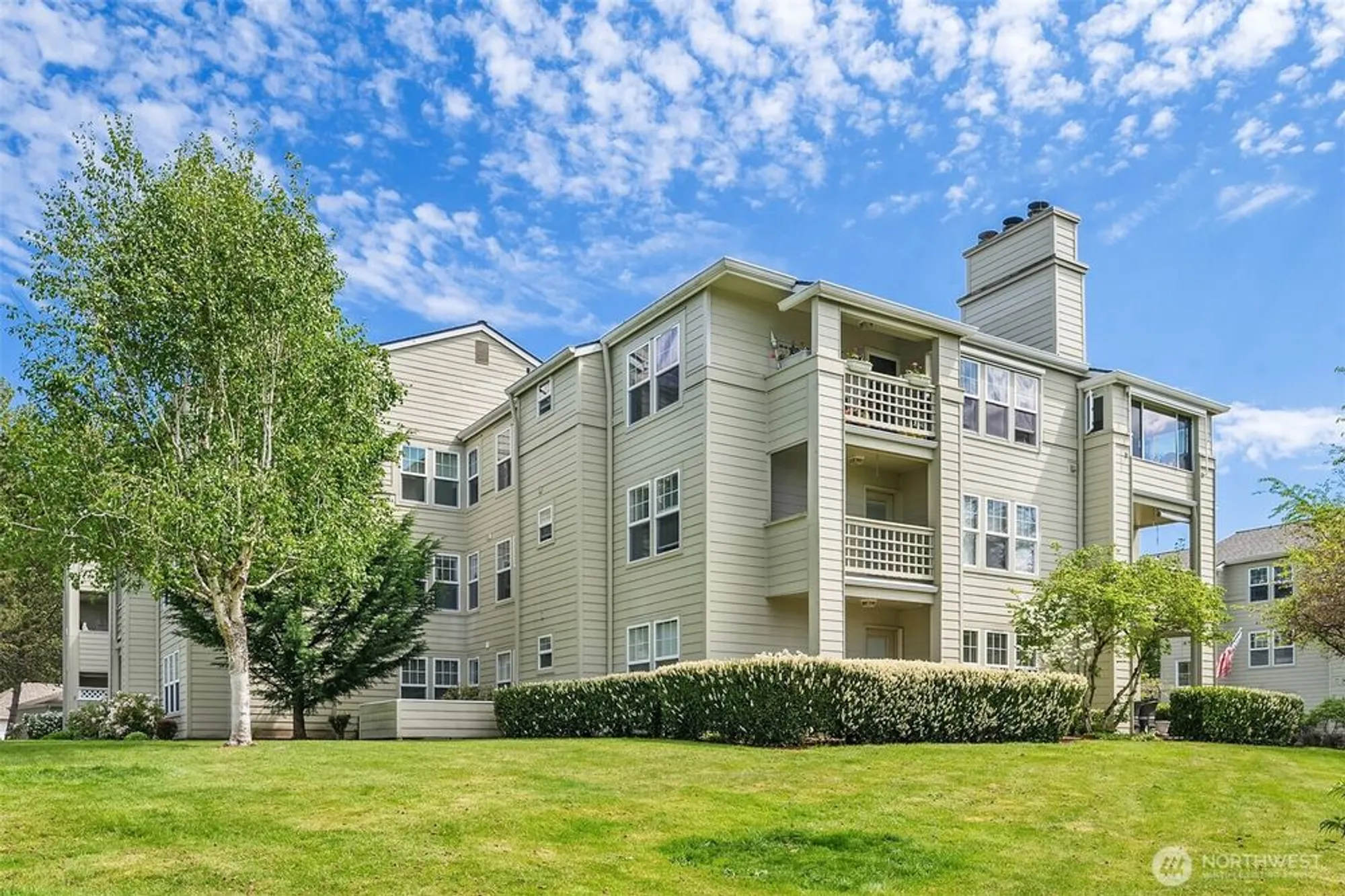 Property Slideshow image 2 of 34 | 4109 224th ln 213, Issaquah, WA, 98029