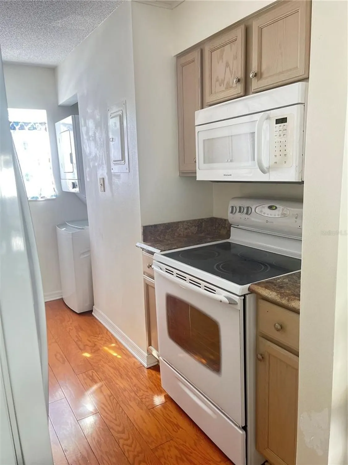 Property Slideshow image 5 of 10 | 689 lake howard dr 1e, Winter Haven, FL, 33880