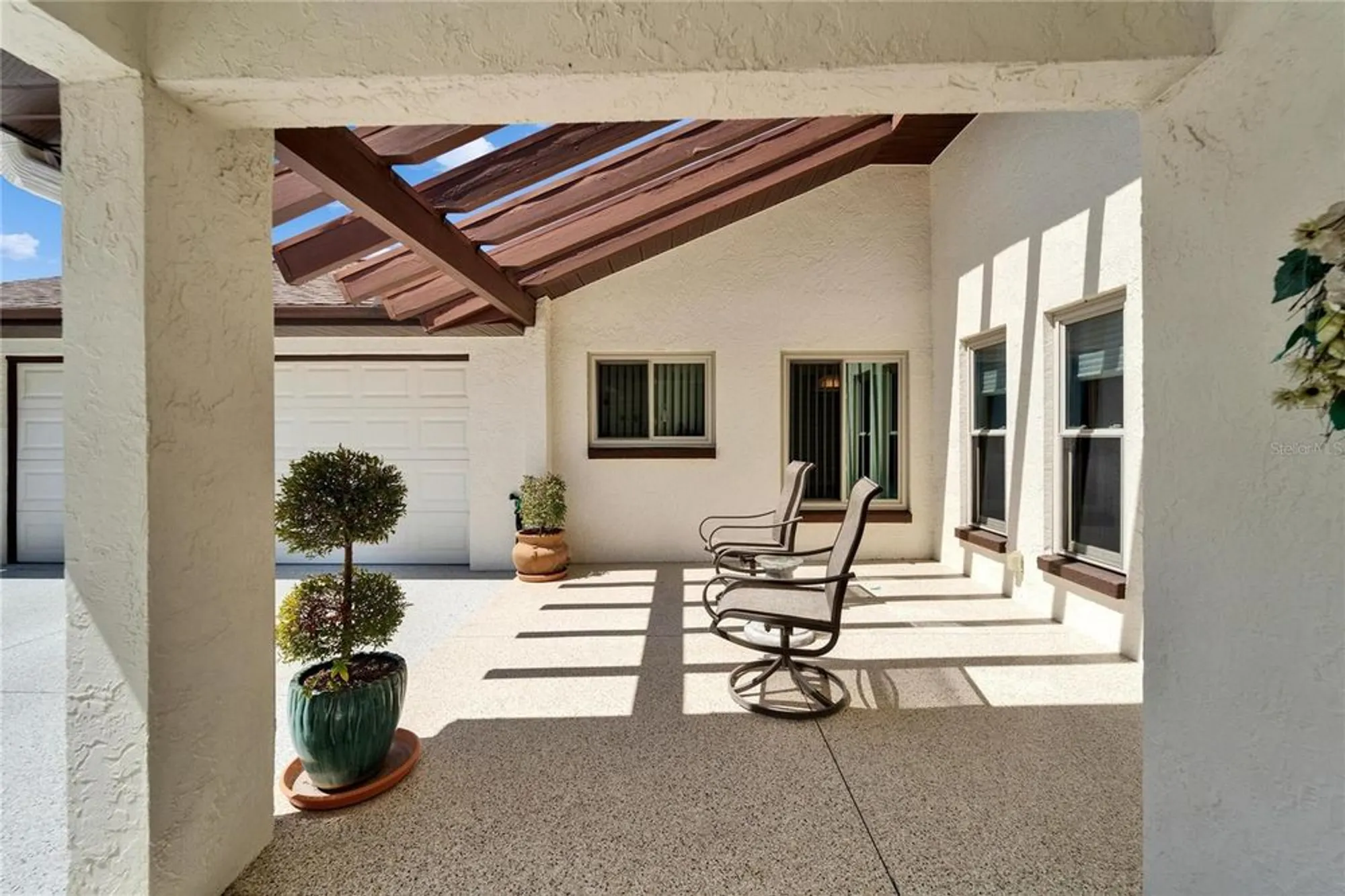 Property Slideshow image 7 of 79 | 2007 east view dr, Sun City Center, FL, 33573