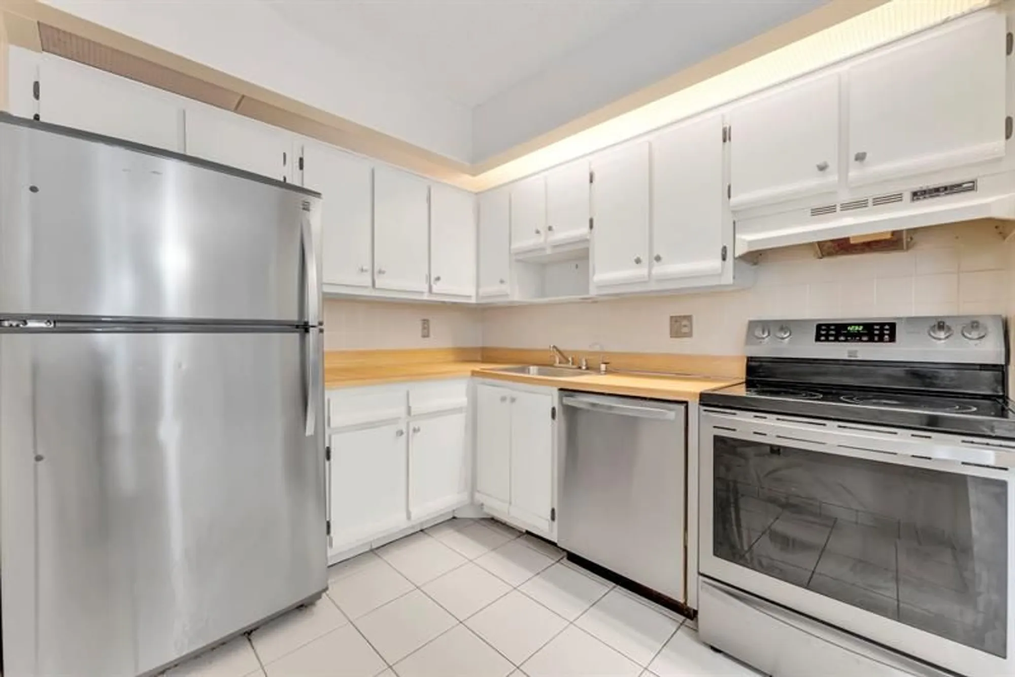 Property Slideshow image 8 of 29 | 9947 n belfort cir # 114, Tamarac, FL, 33321