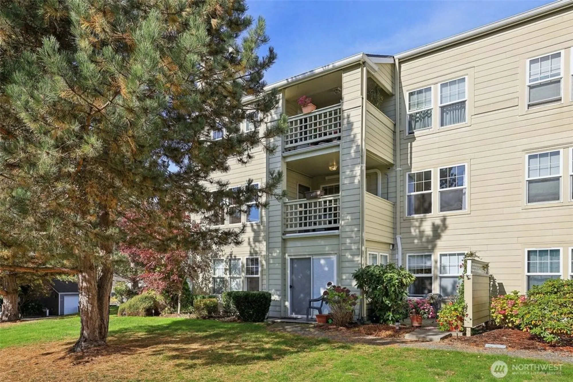 Property Slideshow image 29 of 32 | 4109 224th ln 207, Issaquah, WA, 98029