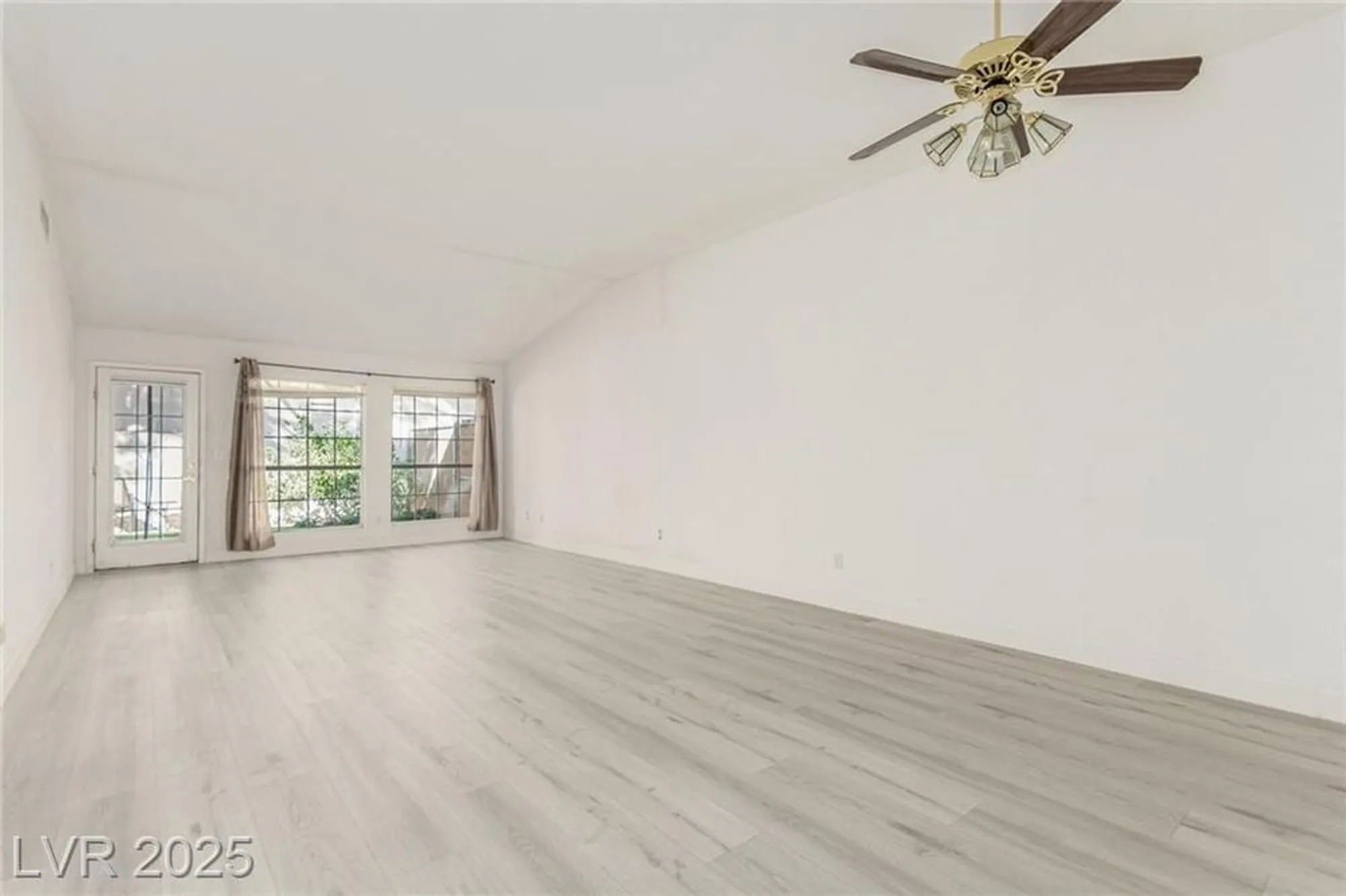 Property Slideshow image 4 of 28 | 4908 winterset dr, Las Vegas, NV, 89130