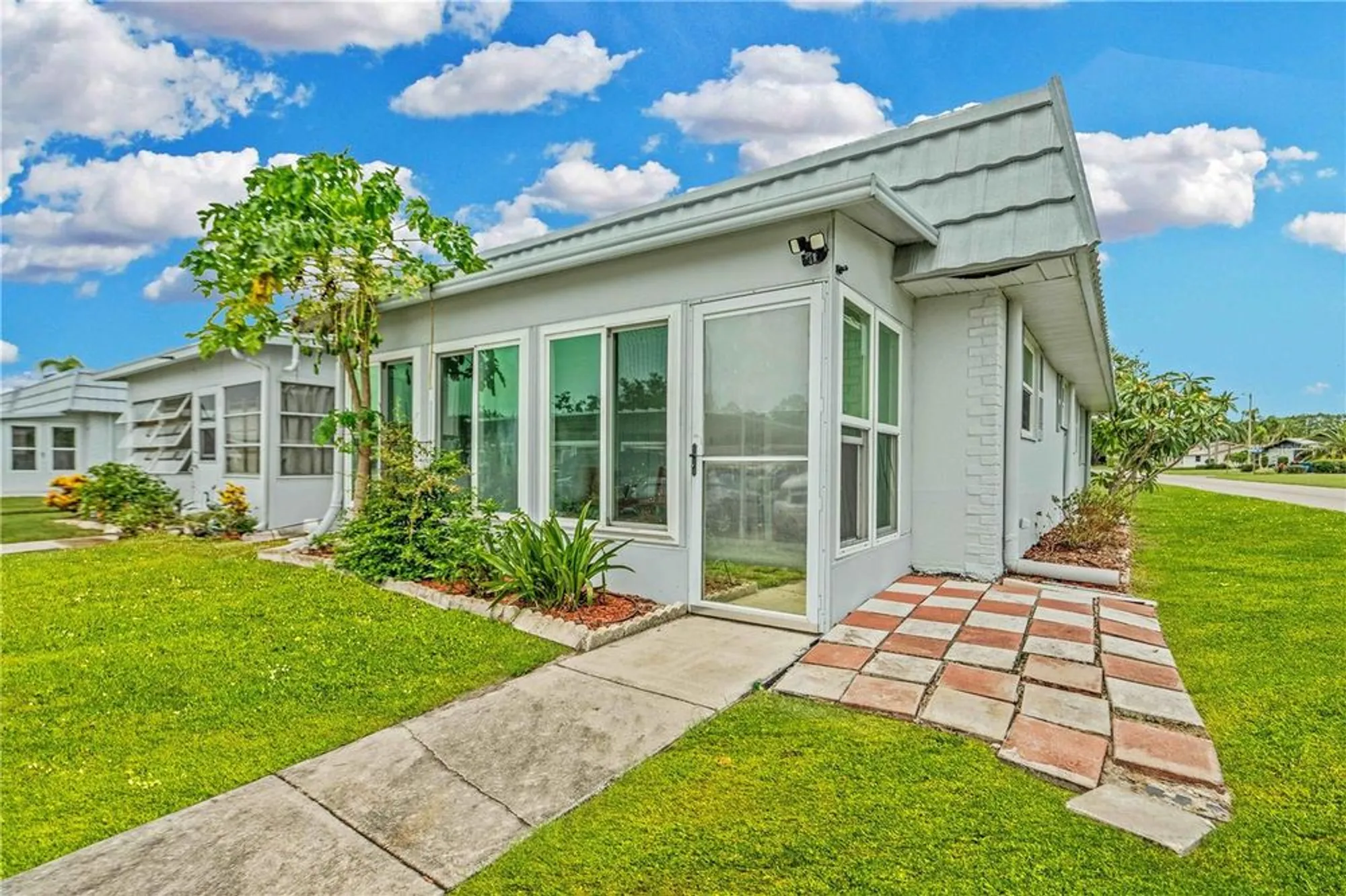 Property Slideshow image 2 of 19 | 202 bedford trl apt 120, Sun City Center, FL, 33573