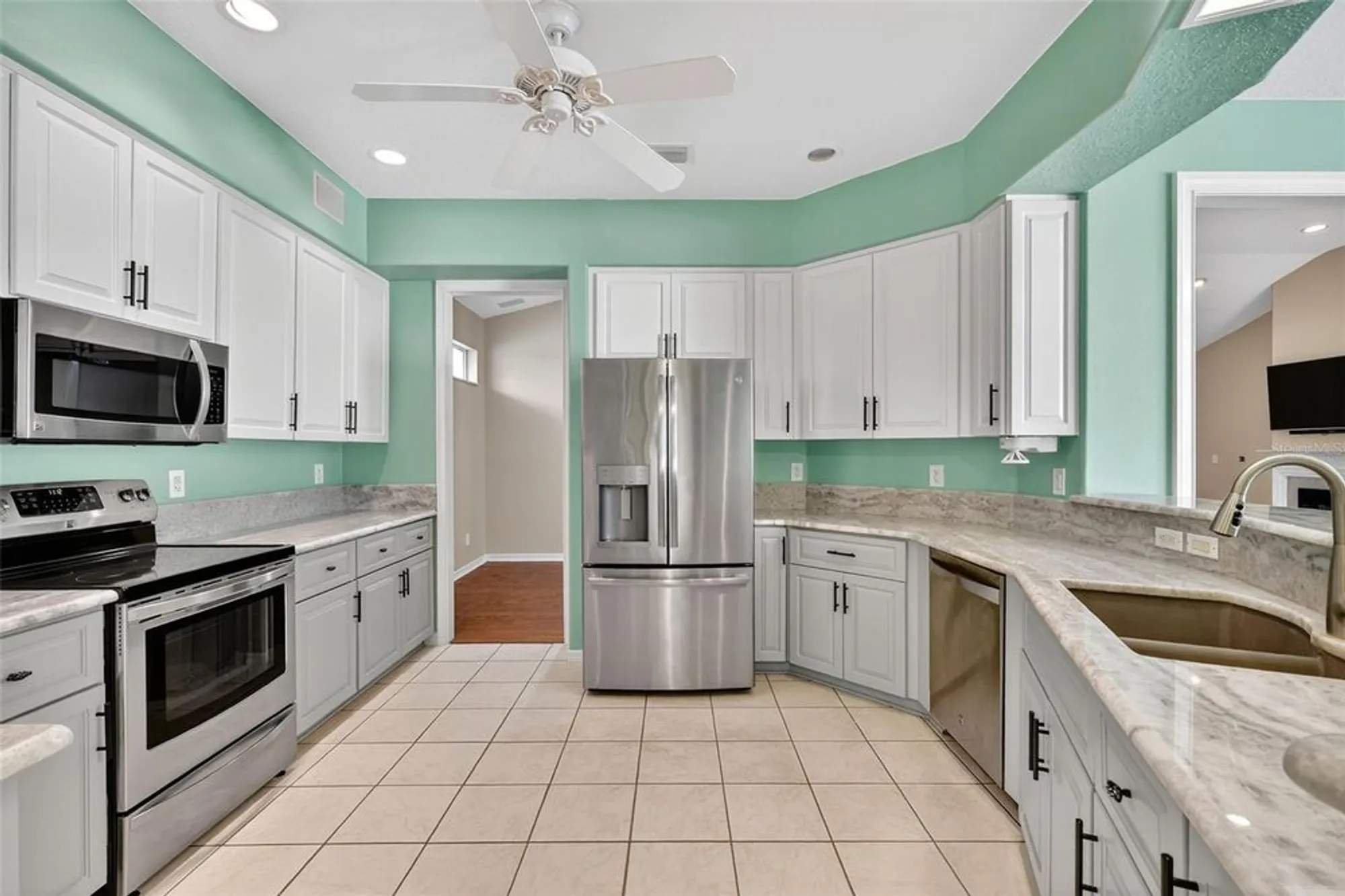 Property Slideshow image 17 of 66 | 21607 regency park ln, Leesburg, FL, 34748