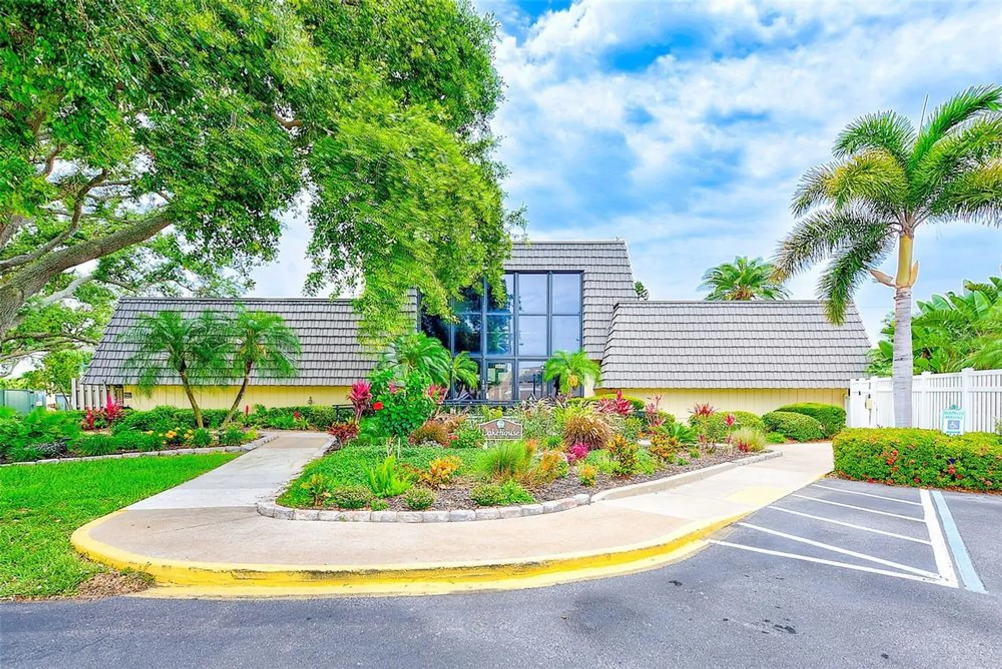 Property Slideshow image 28 of 35 | 14130 rosemary ln 4115, Largo, FL, 33774