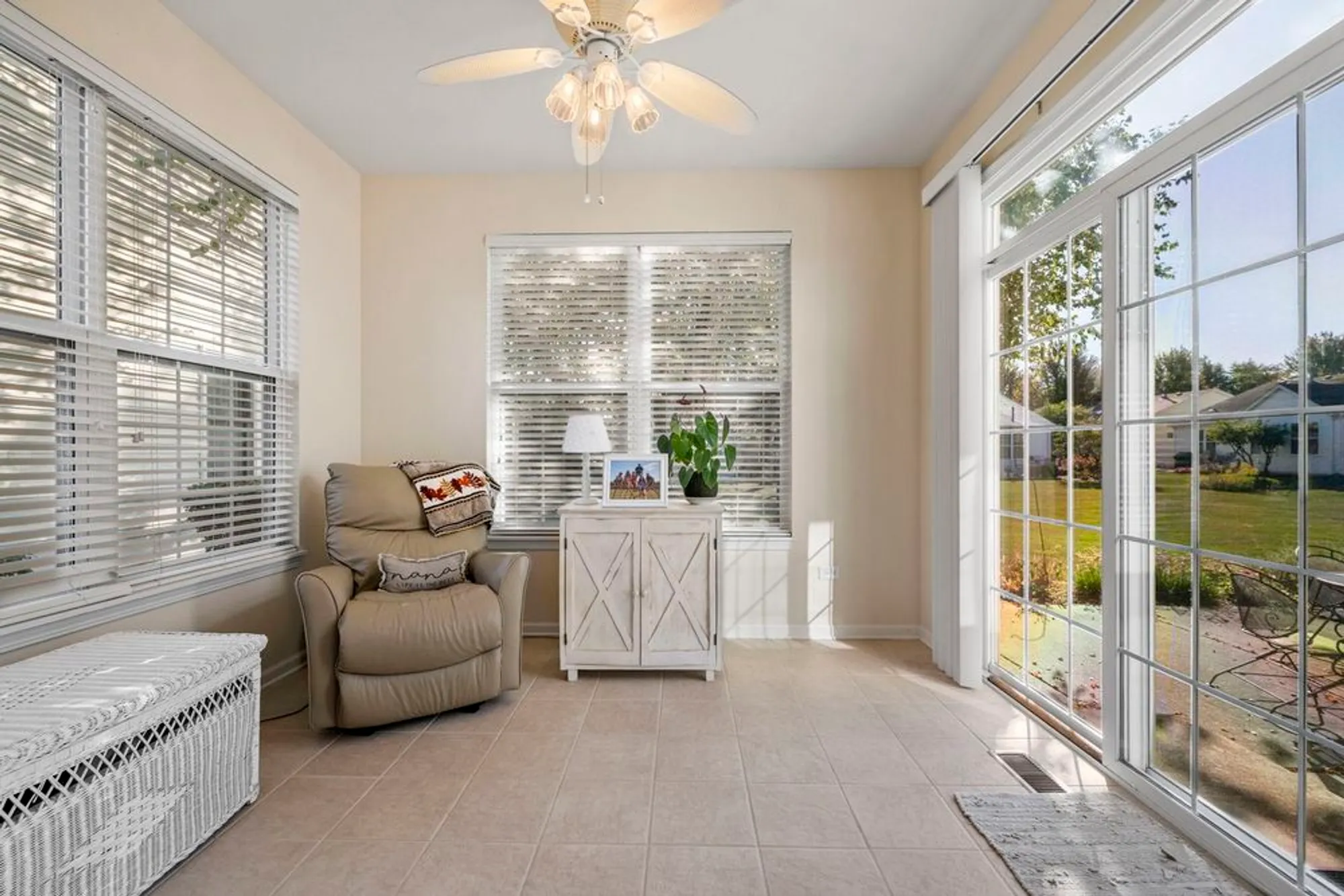 Property Slideshow image 9 of 28 | 16415 grandwood lake dr, Crest Hill, IL, 60403