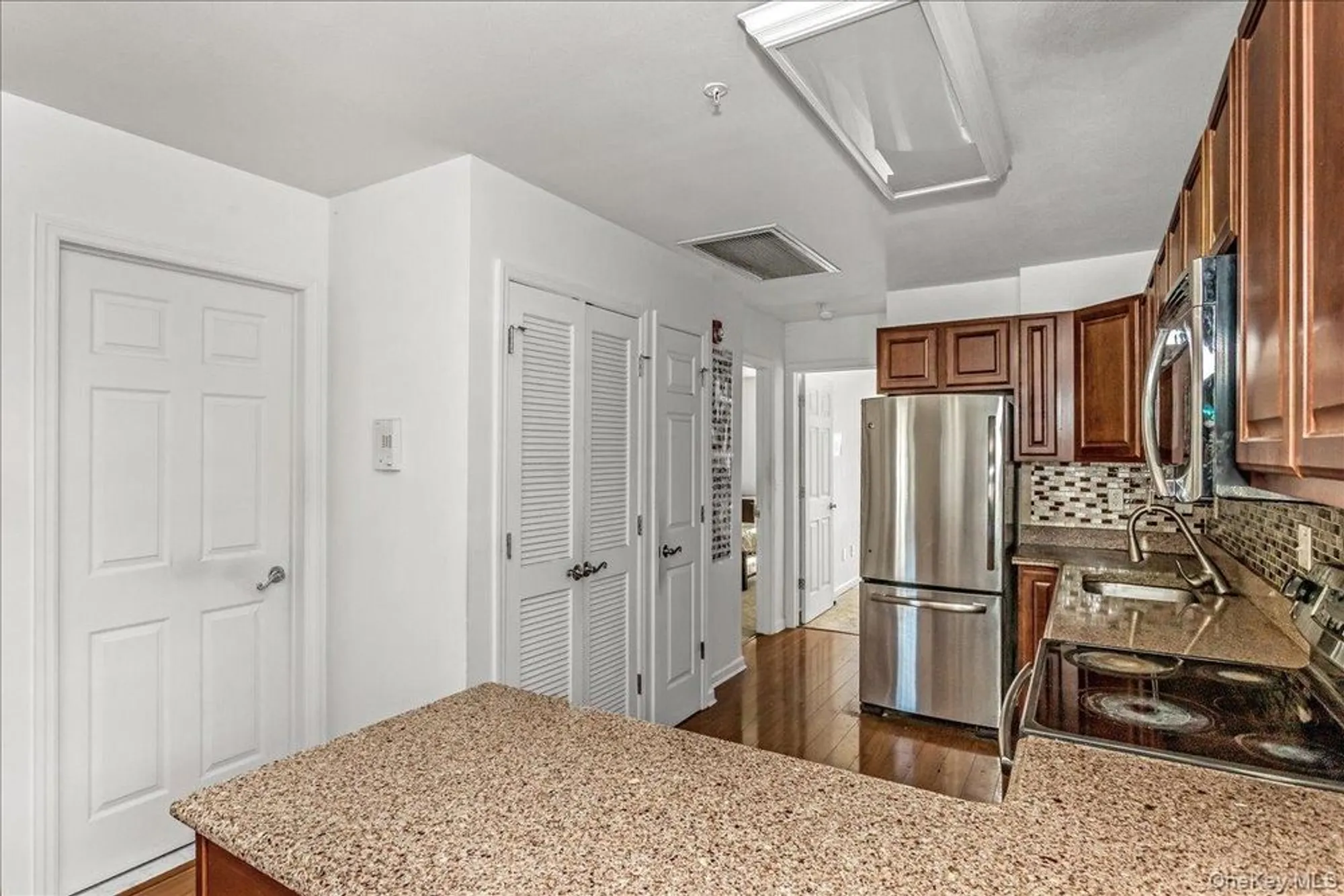 Property Slideshow image 7 of 20 | 802 willow ln uppr level, Valley Stream, NY, 11580