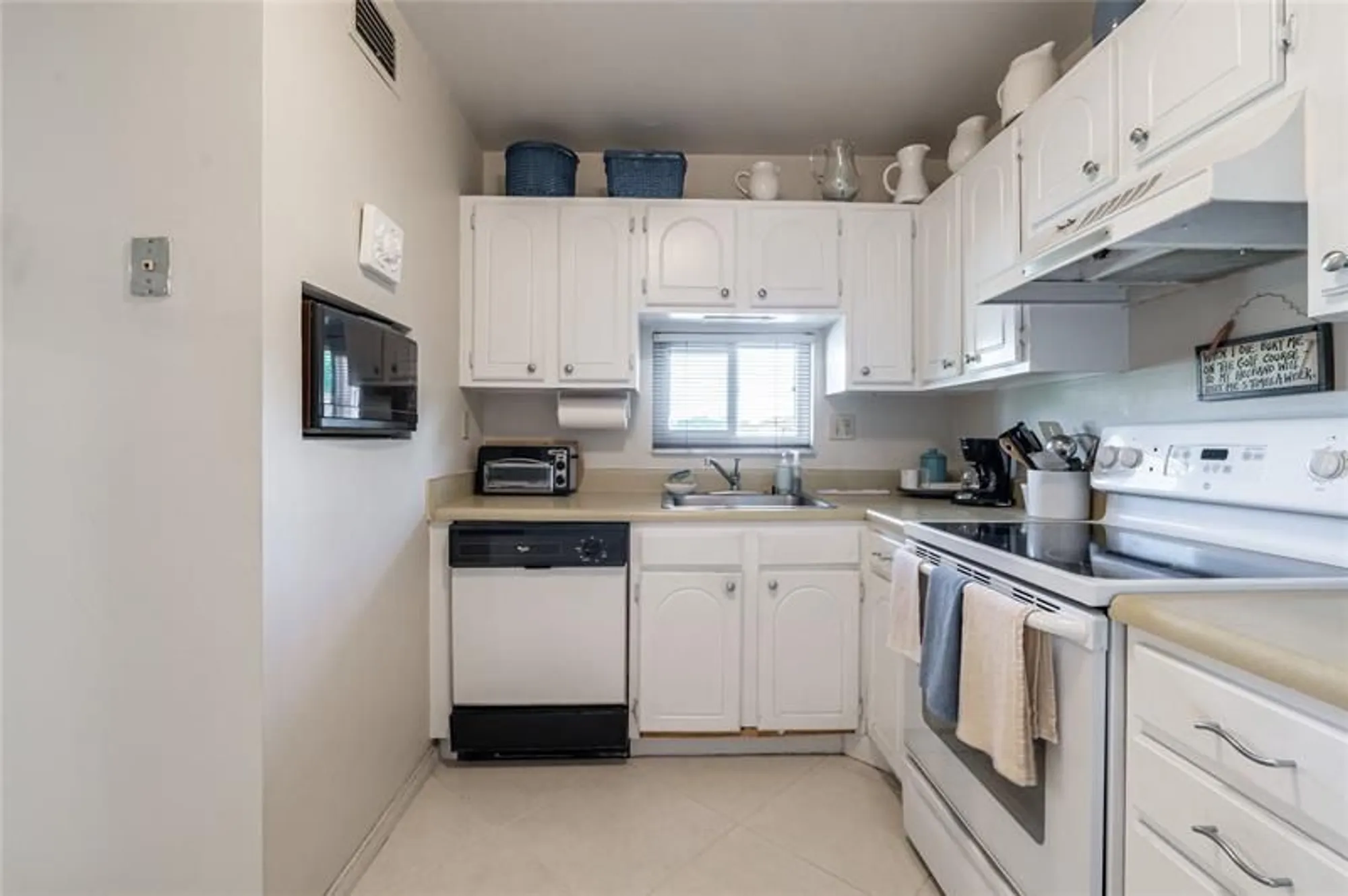 Property Slideshow image 9 of 53 | 671 s hollybrook dr 306, Pembroke Pines, FL, 33025