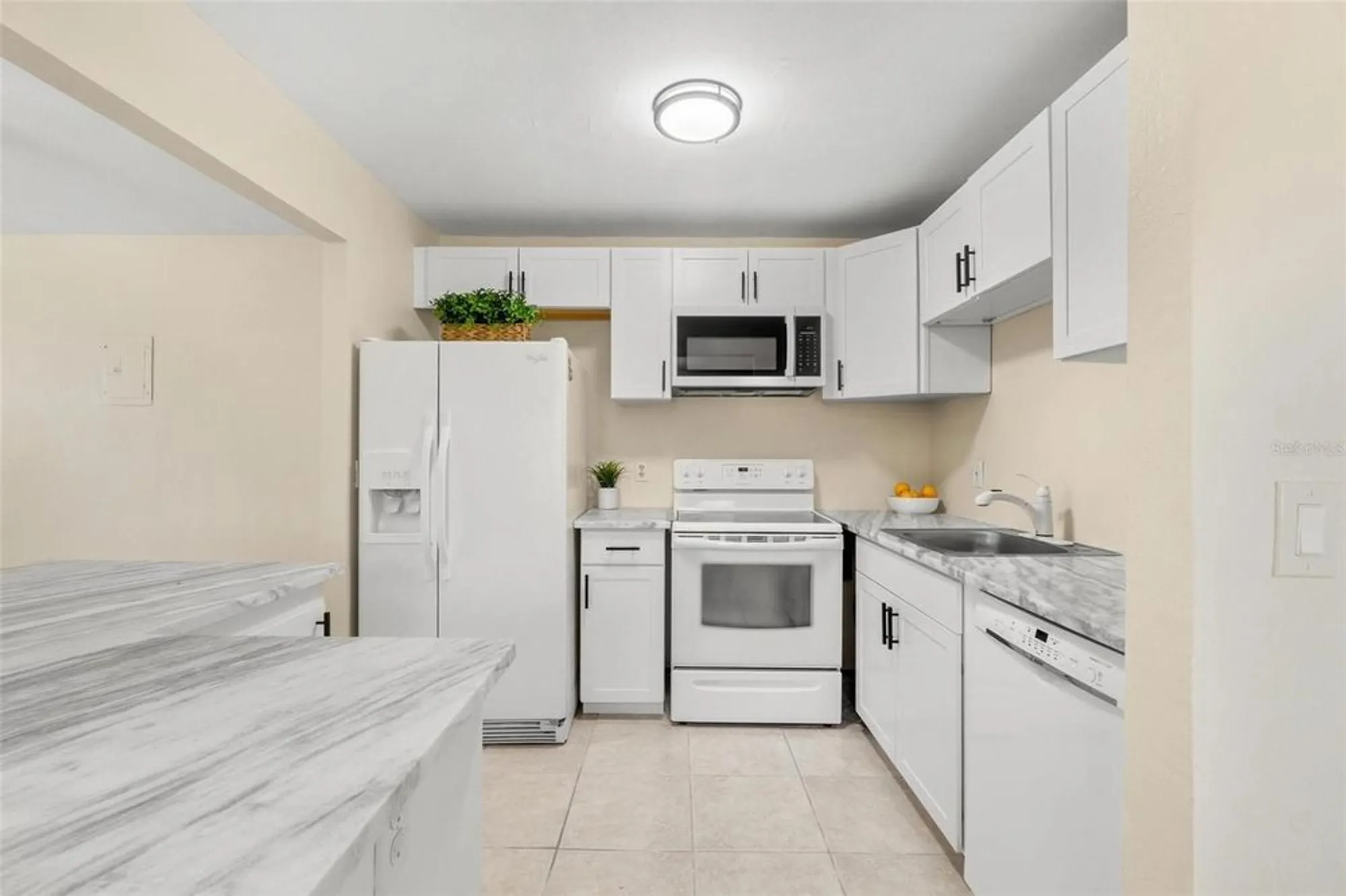 Property Slideshow image 9 of 33 | 201 bedford trl apt 123, Sun City Center, FL, 33573