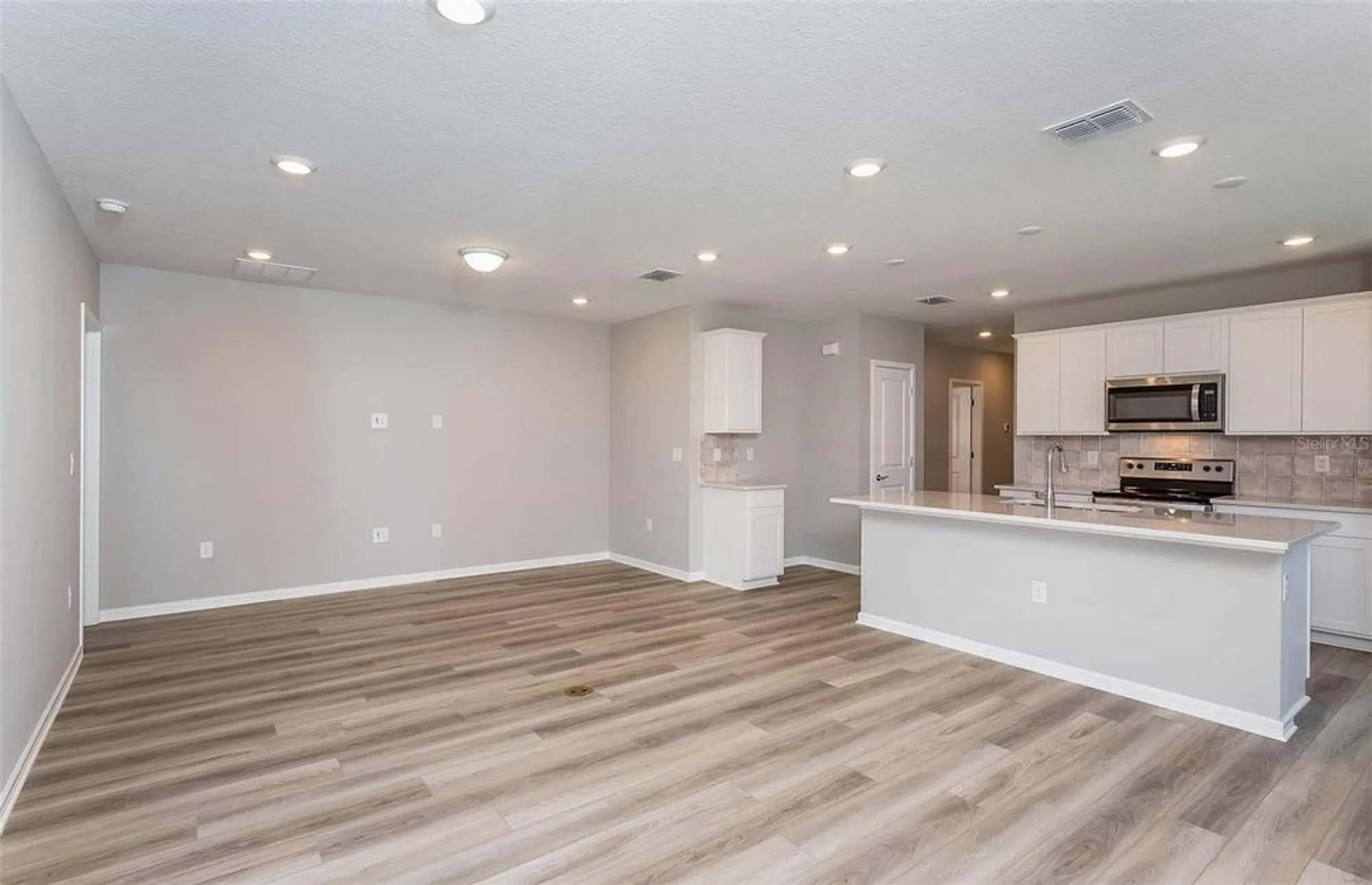 Property Slideshow image 4 of 28 | 14712 sunlit cir, Parrish, FL, 34219