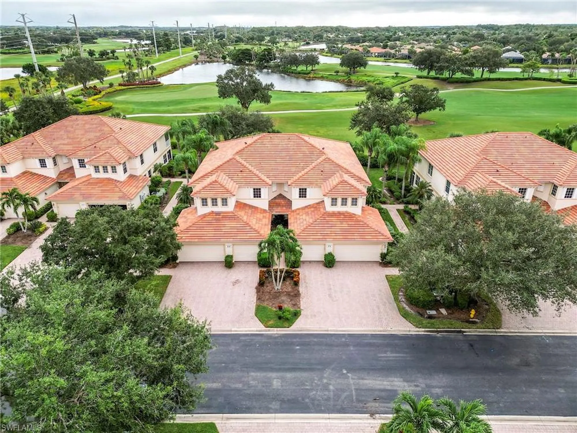 Property Slideshow image 4 of 50 | 3010 meandering way apt 102, Fort Myers, FL, 33905