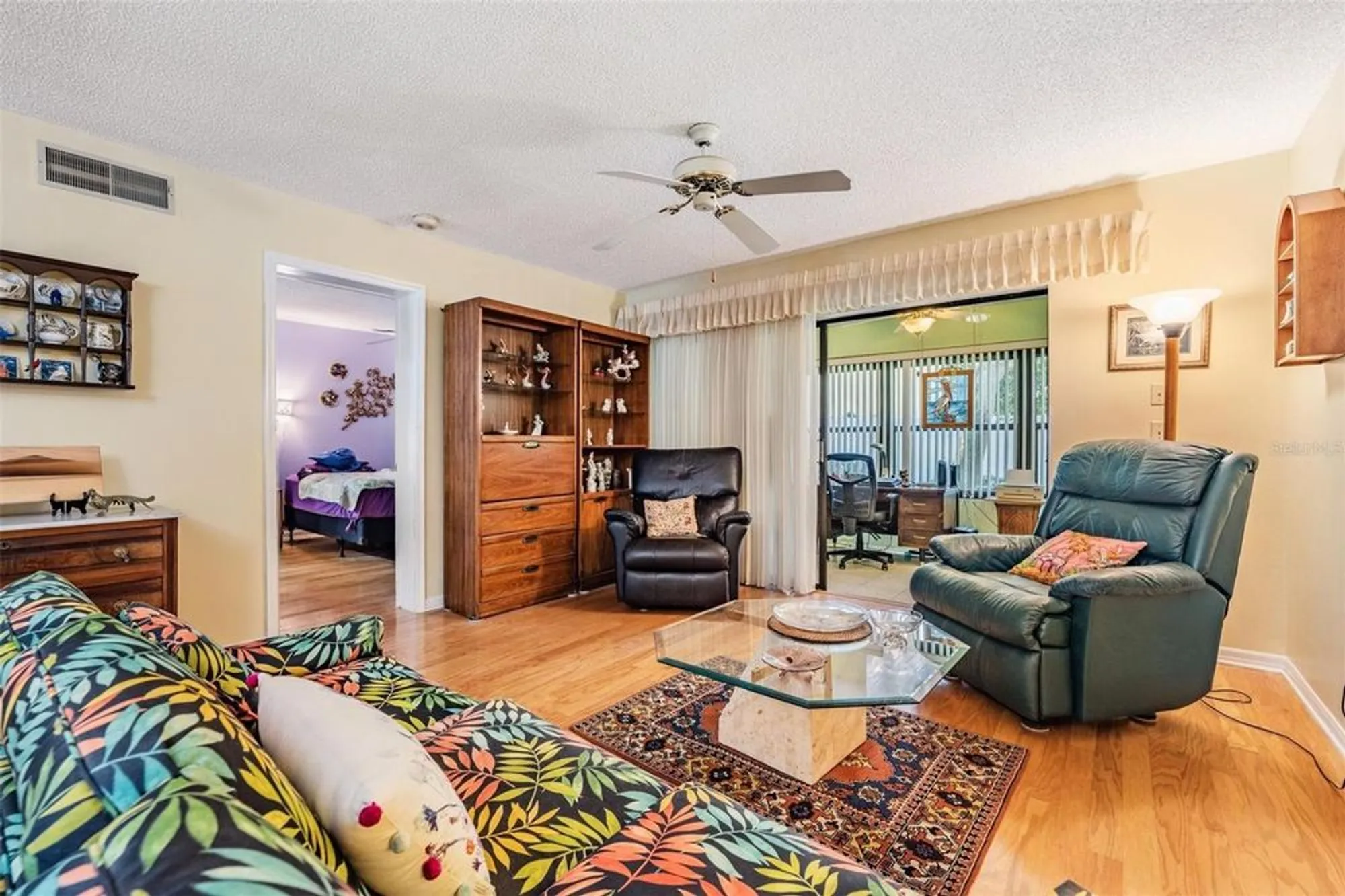Property Slideshow image 15 of 35 | 2020 lakeview dr 102, Clearwater, FL, 33763