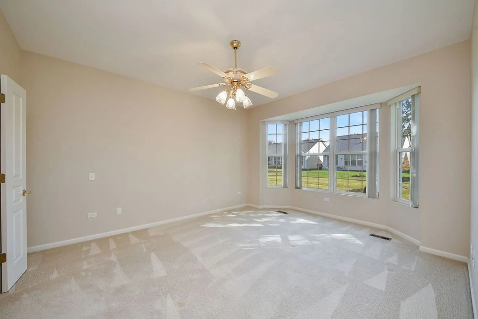 Property Slideshow image 10 of 26 | 2525 rolling rdg, Elgin, IL, 60124