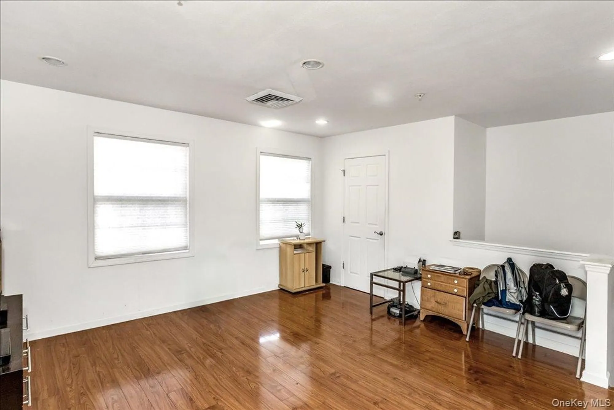 Property Slideshow image 4 of 20 | 802 willow ln uppr level, Valley Stream, NY, 11580