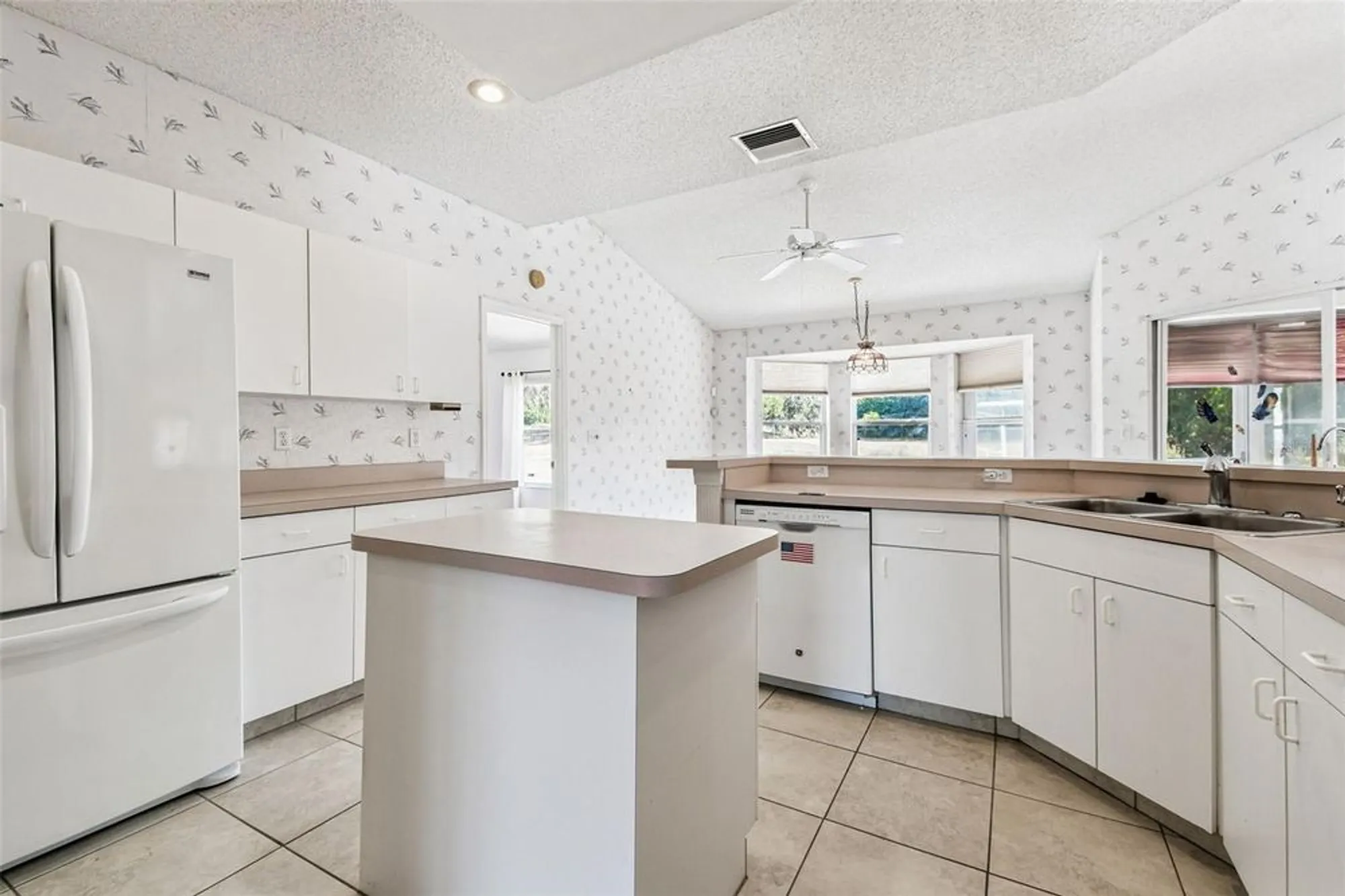 Property Slideshow image 17 of 39 | 2305 e del webb blvd, Sun City Center, FL, 33573