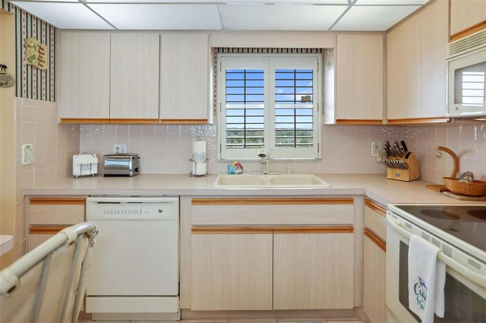 Property Slideshow image 4 of 33 | 4550 cove cir apt 1003, St Petersburg, FL, 33708