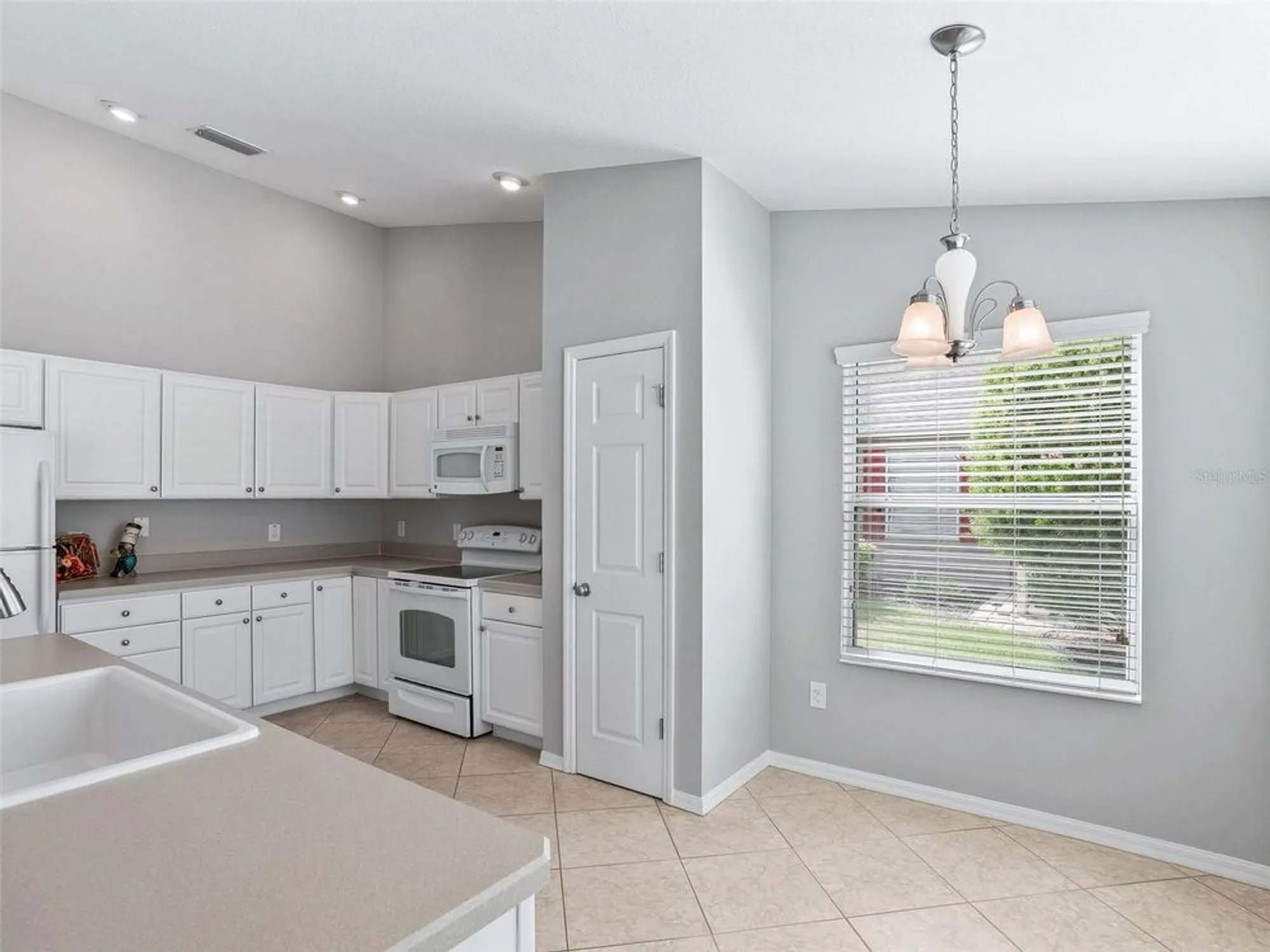 Property Slideshow image 12 of 42 | 2046 dalecroft trl, The Villages, FL, 32162