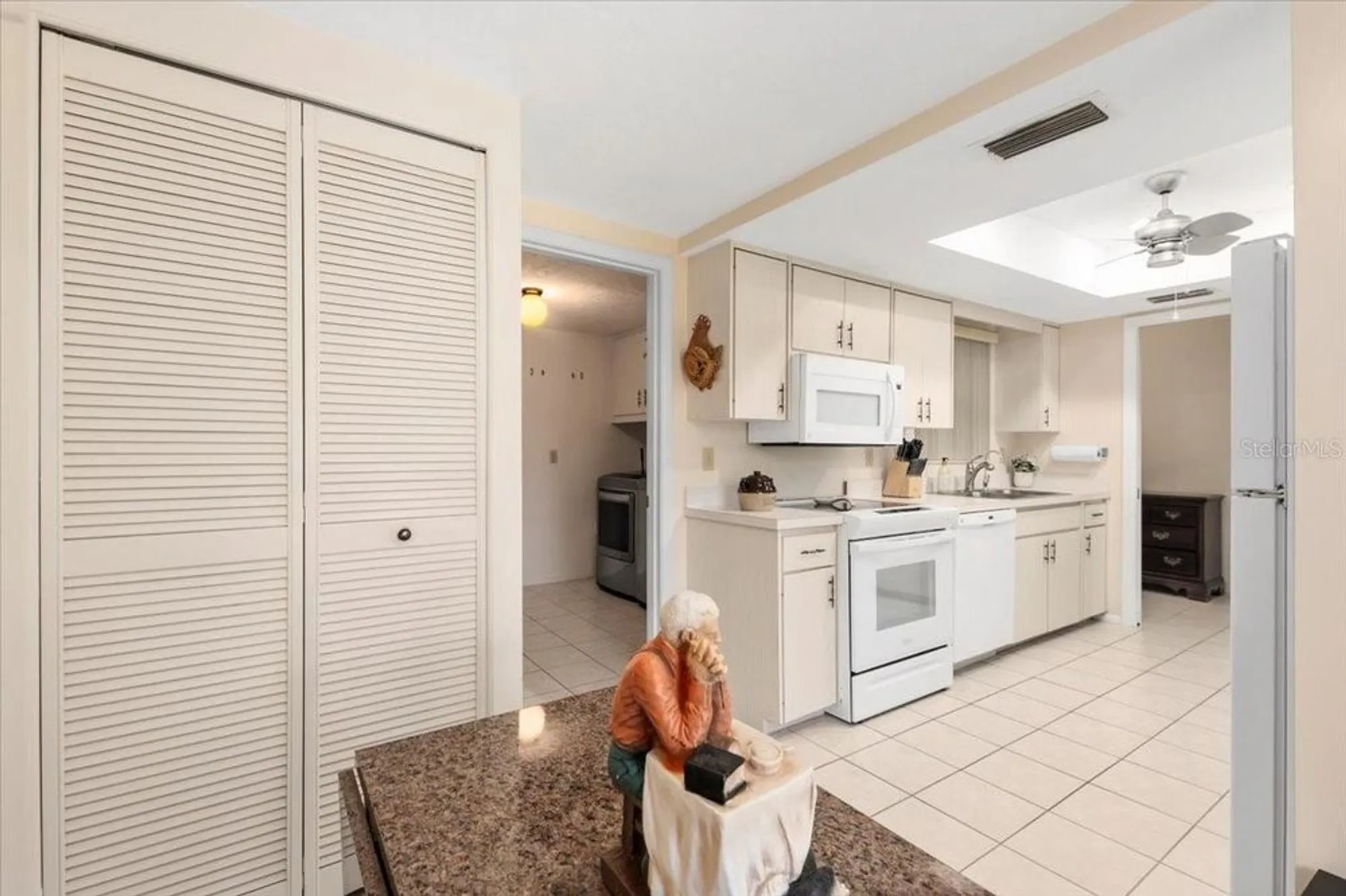 Property Slideshow image 11 of 36 | 3626 medford ln # 1537, Sarasota, FL, 34232