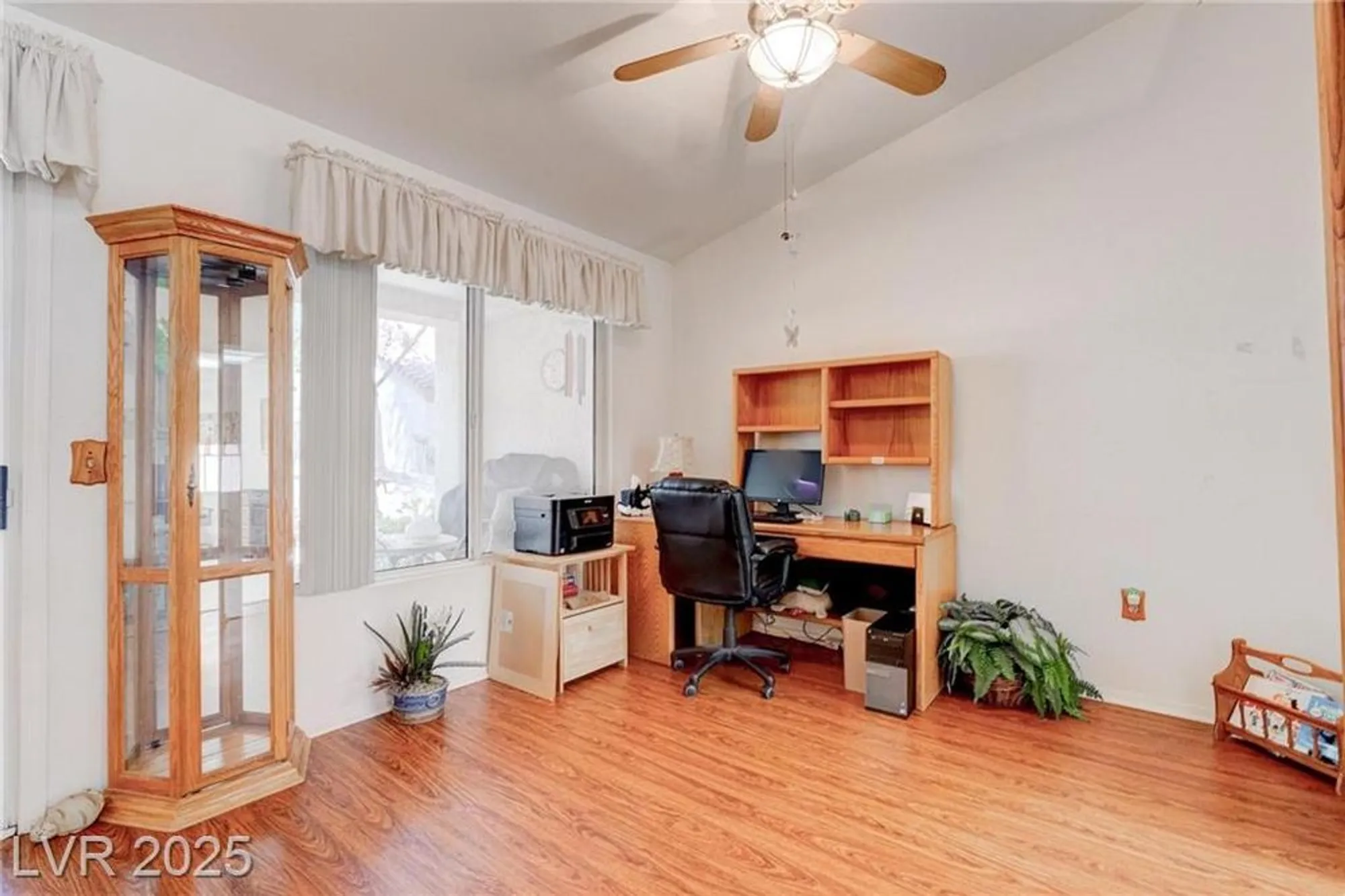 Property Slideshow image 9 of 42 | 2541 desert glen dr, Las Vegas, NV, 89134