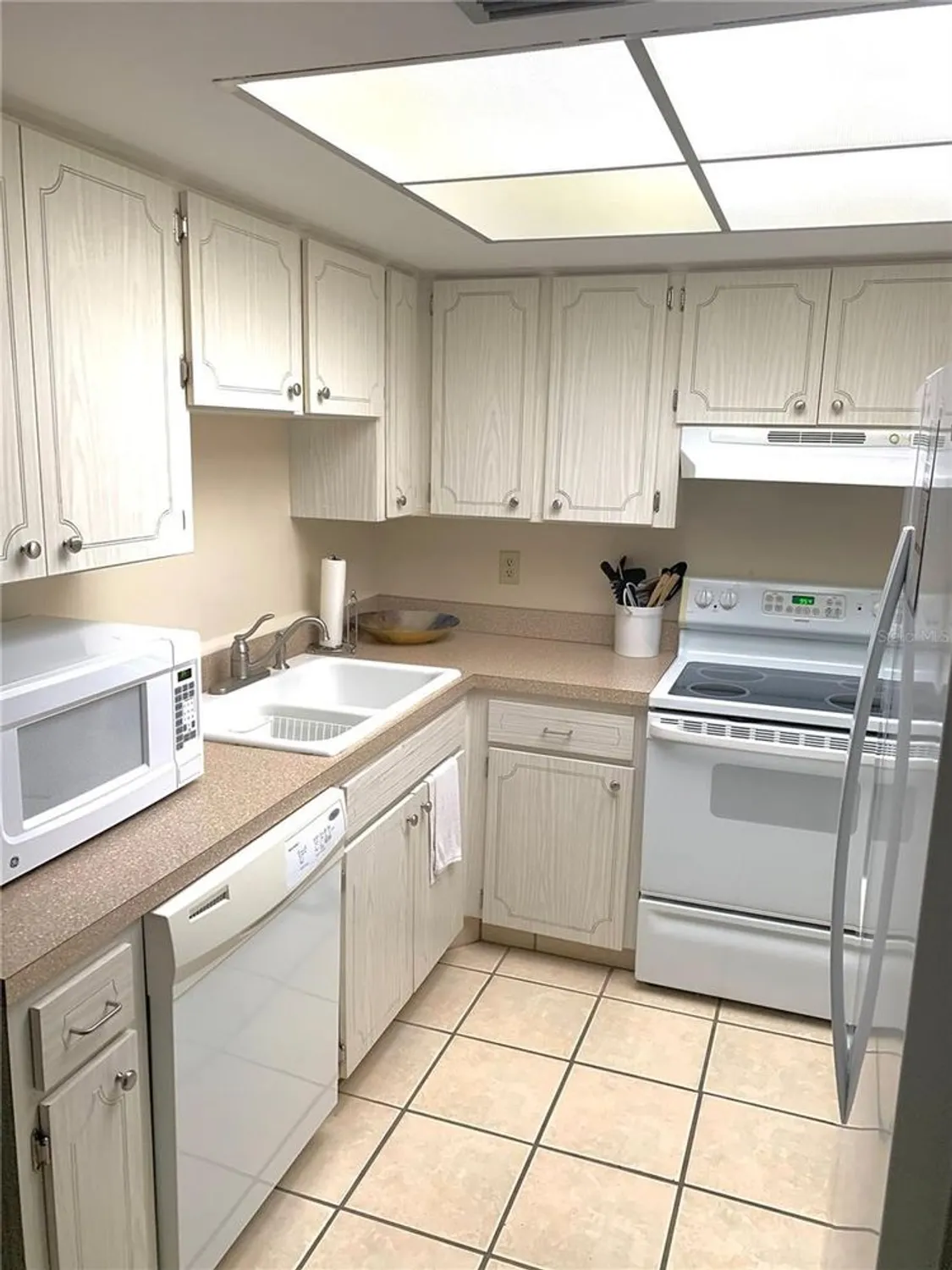 Property Slideshow image 10 of 27 | 2711 sherbrooke ln b, Palm Harbor, FL, 34684