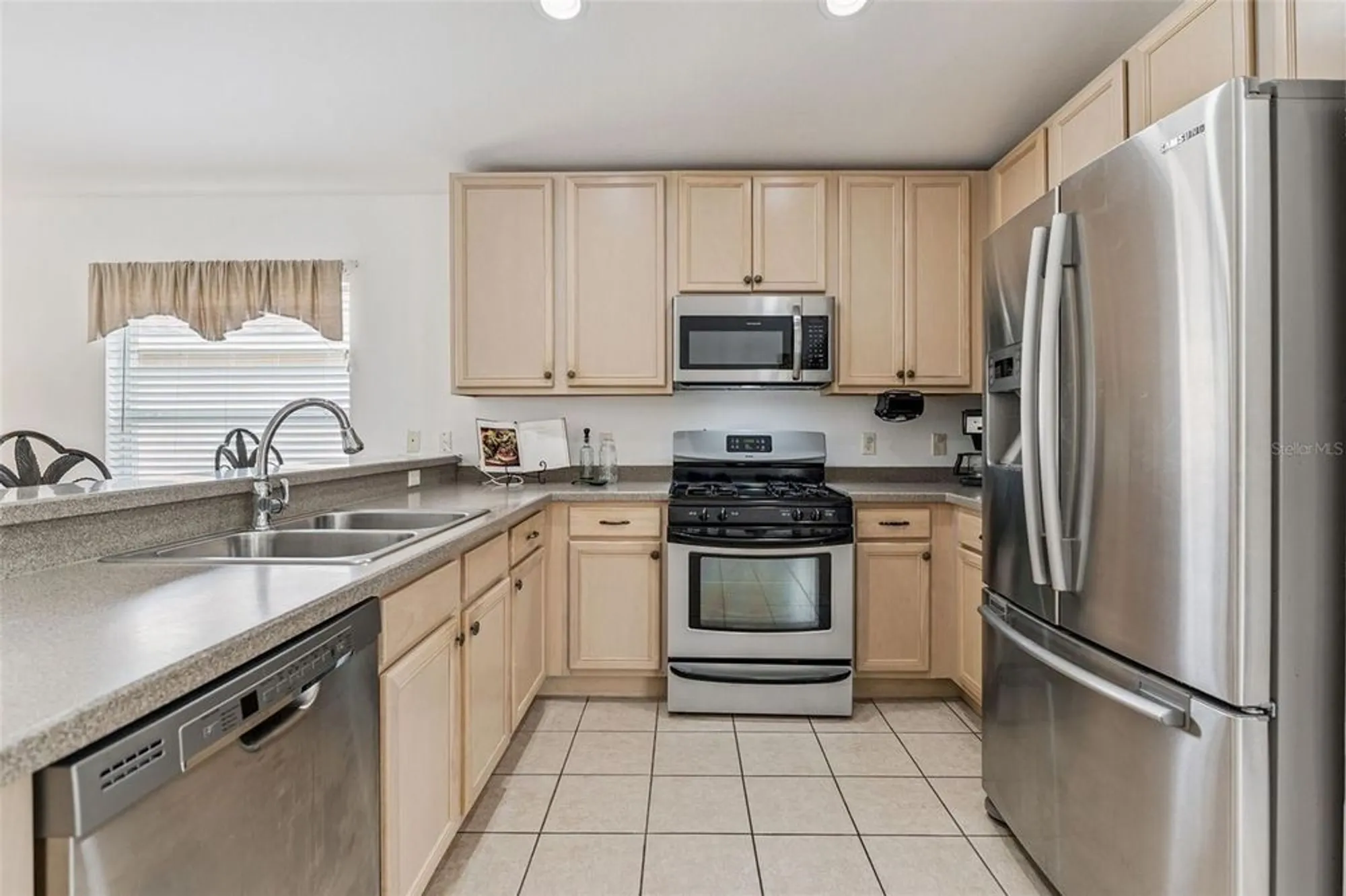 Property Slideshow image 10 of 40 | 400 lake suzanne dr, Lake Wales, FL, 33859