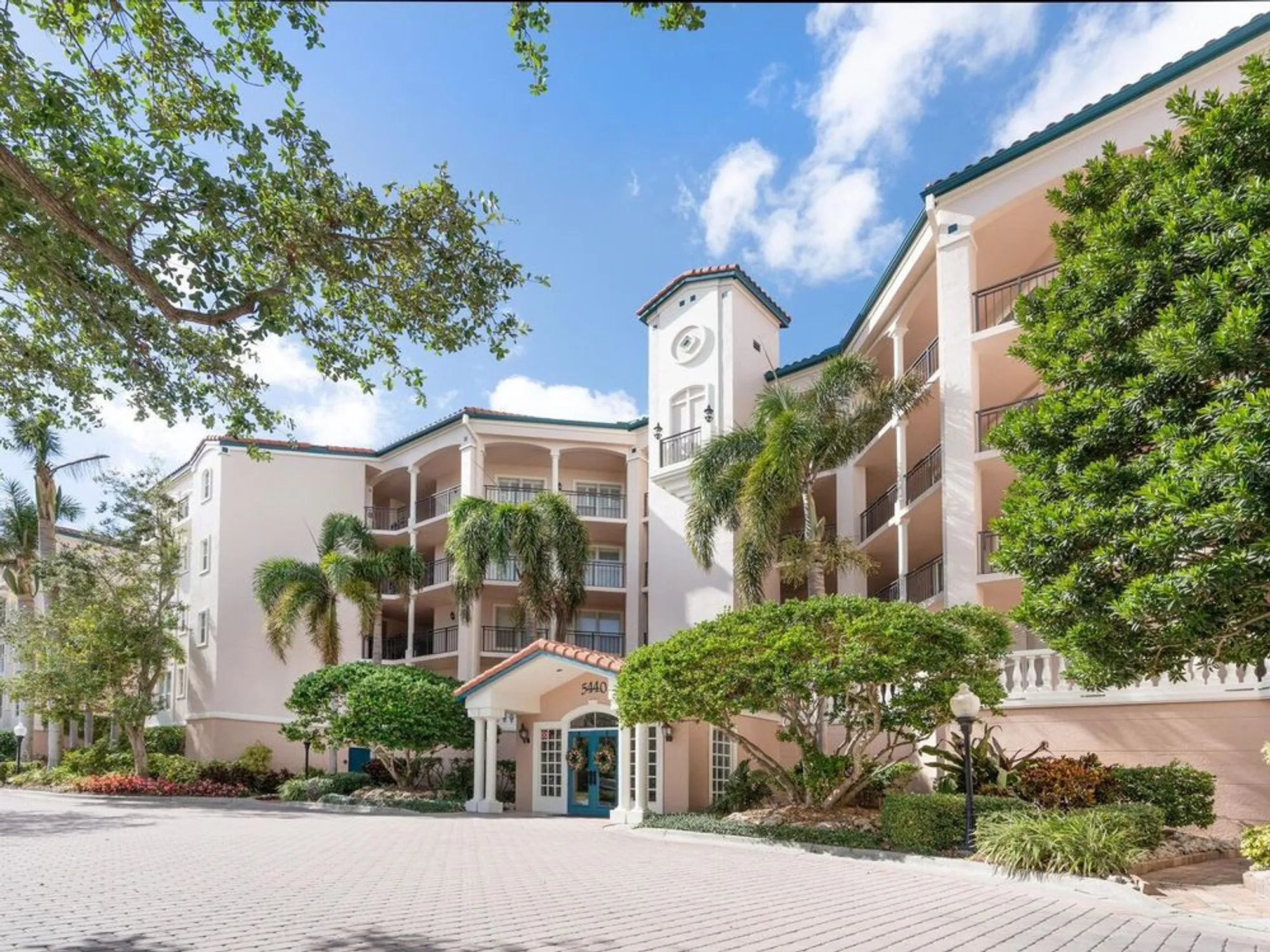 Property Slideshow image 2 of 38 | 5440 eagles point cir 405, Sarasota, FL, 34231