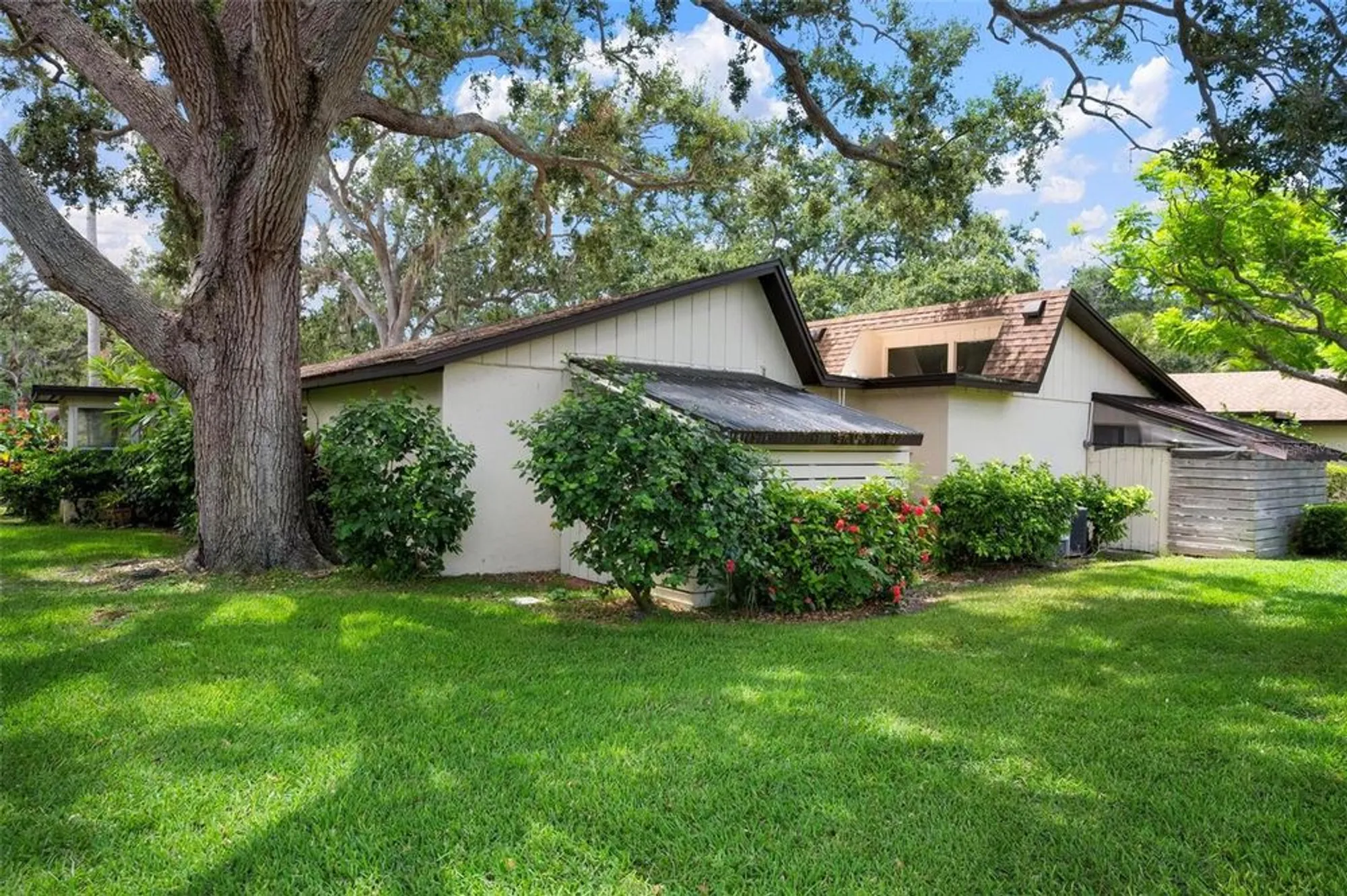 Property Slideshow image 4 of 25 | 2227 circlewood dr # 52, Sarasota, FL, 34231