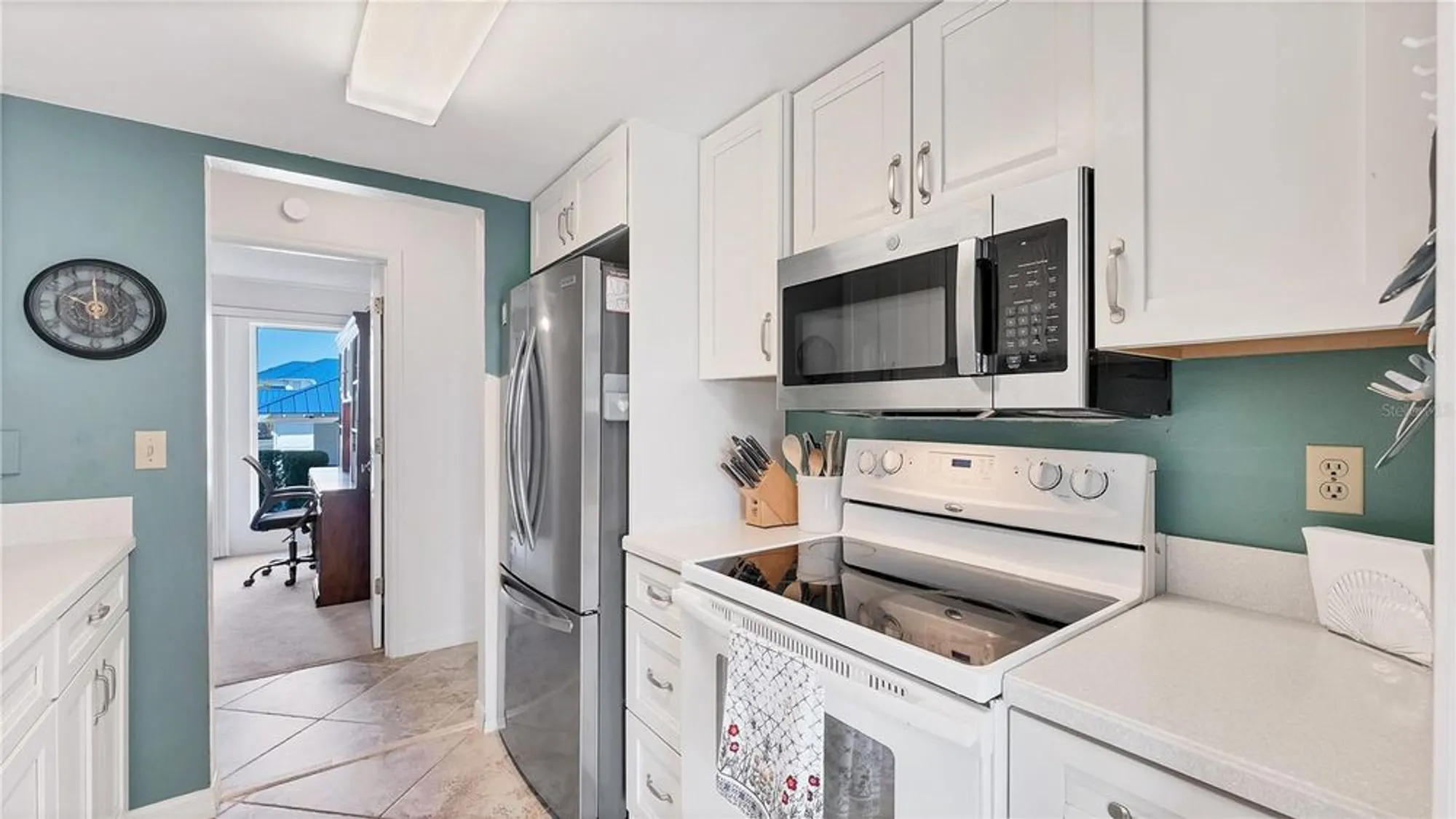 Property Slideshow image 11 of 54 | 983 sandpiper cir, Bradenton, FL, 34209