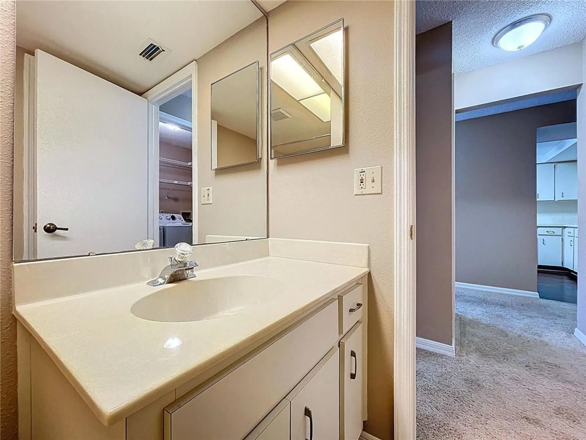 Property Slideshow image 34 of 59 | 2020 lakeview dr apt 203, Clearwater, FL, 33763