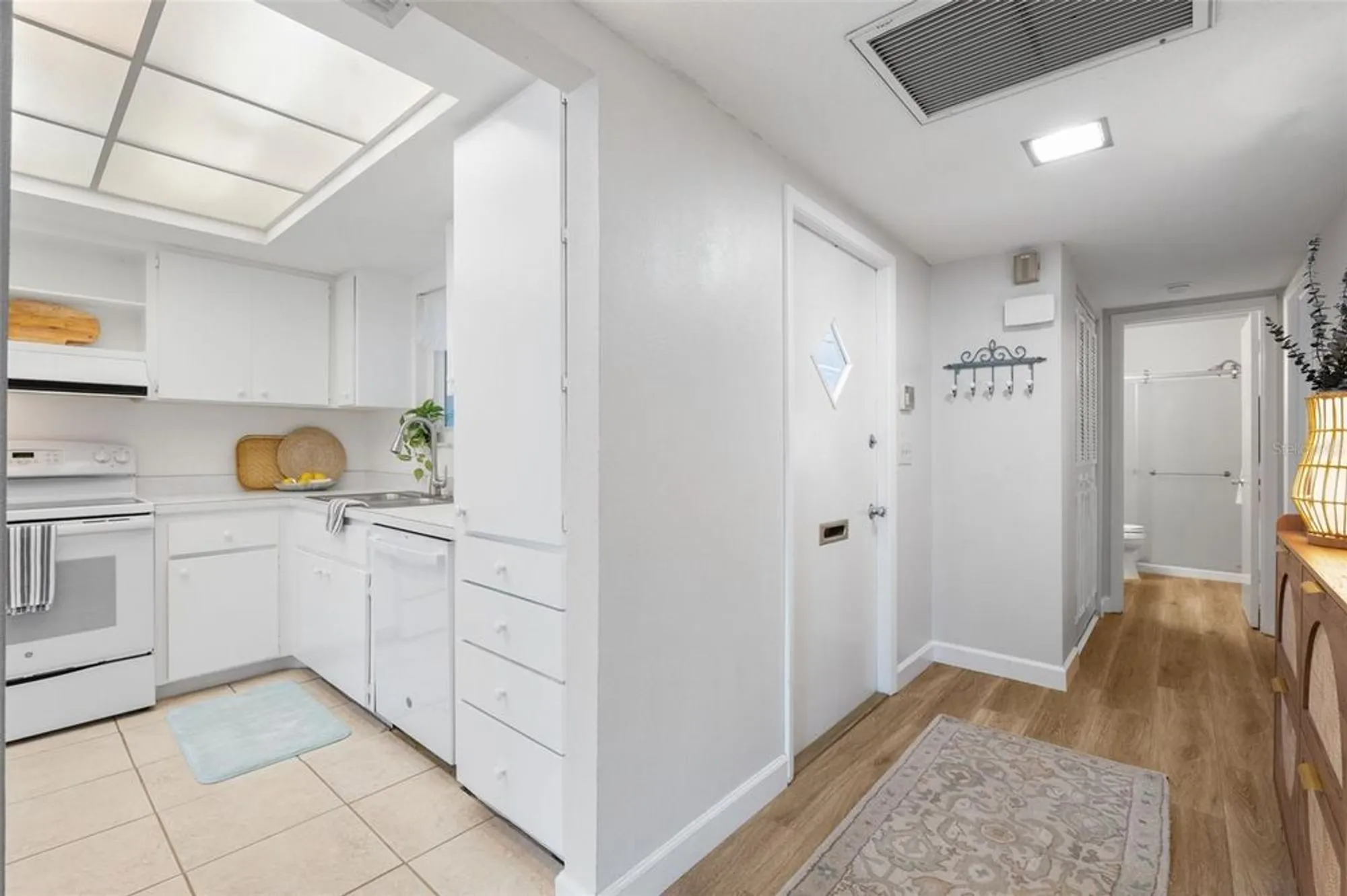 Property Slideshow image 9 of 42 | 3952 ashwood ln 37, Sarasota, FL, 34232