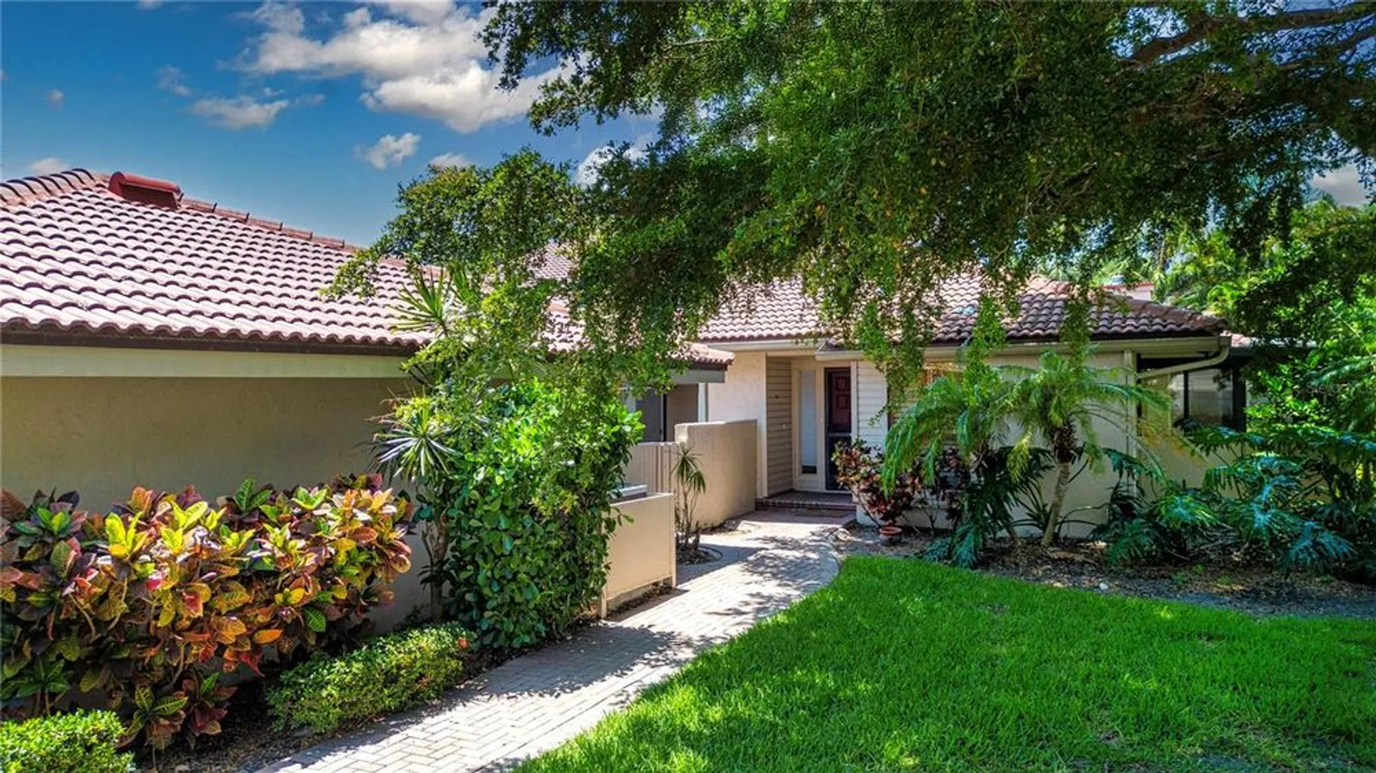 Property Slideshow image 6 of 48 | 4812 kestral park cir 20, Sarasota, FL, 34231