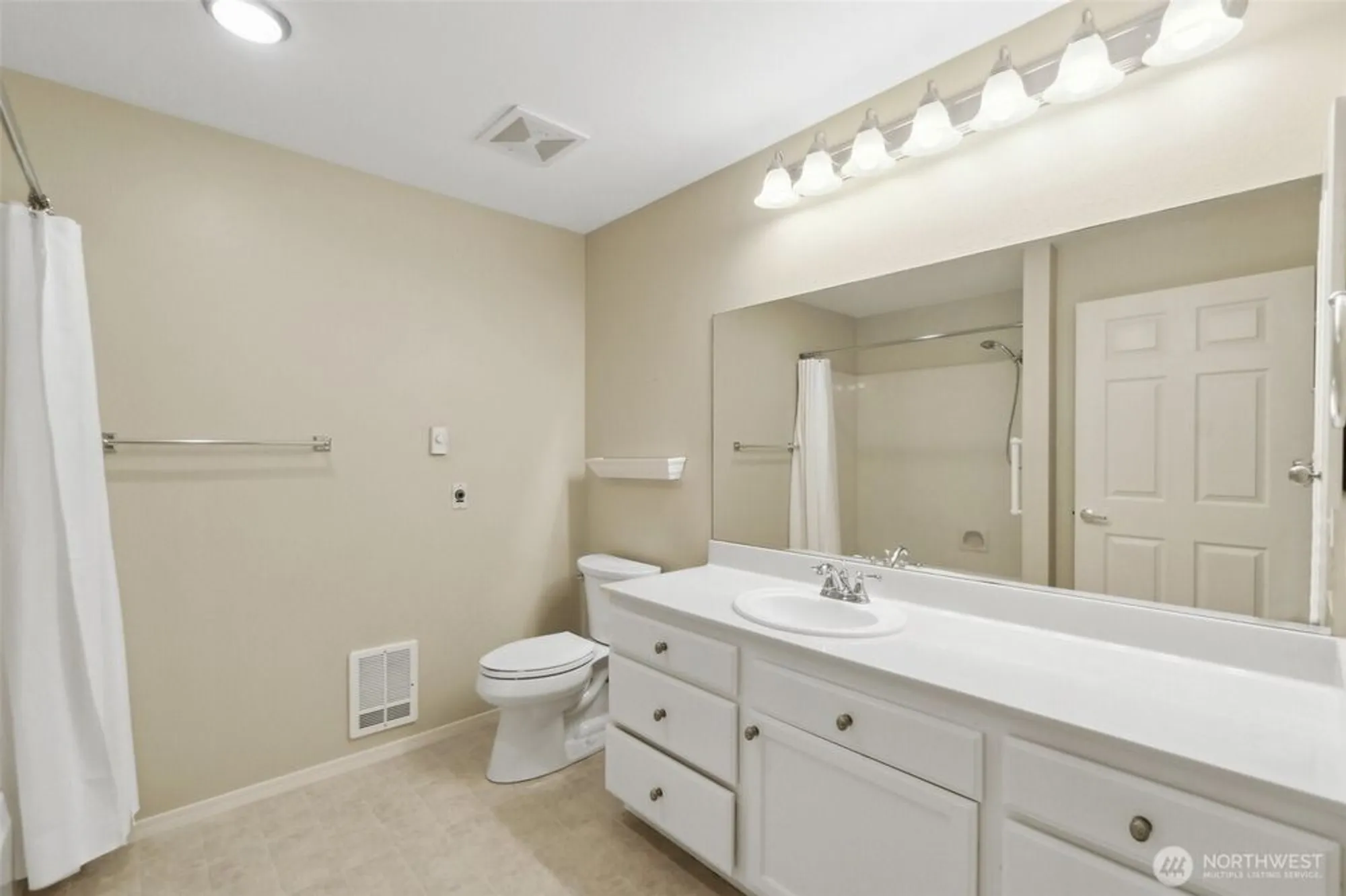 Property Slideshow image 19 of 40 | 4133 224th ln 302, Issaquah, WA, 98029