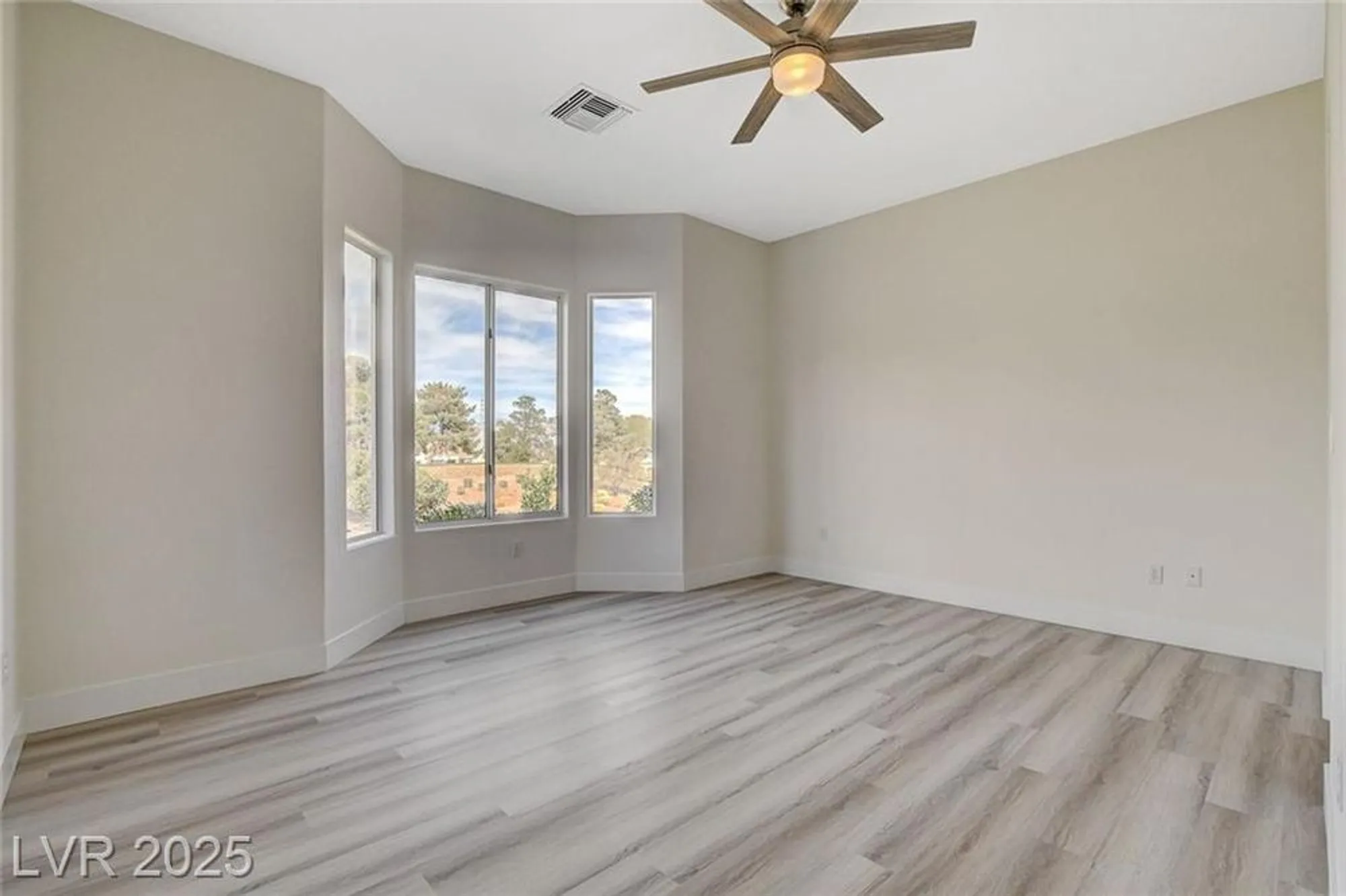 Property Slideshow image 16 of 44 | 10100 folsom dr, Las Vegas, NV, 89134