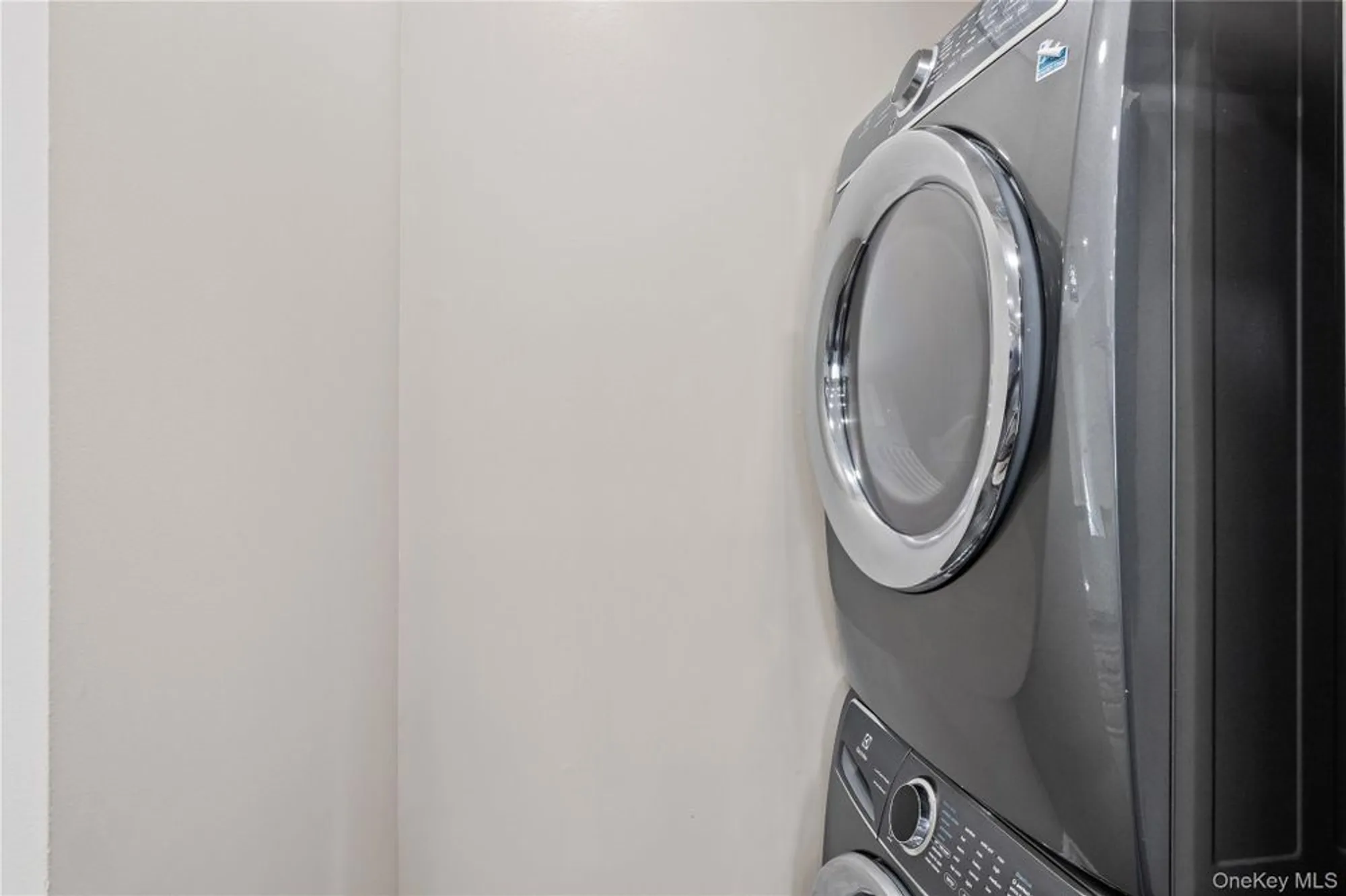 Property Slideshow image 7 of 35 | 204 bentley ct 204, Smithtown, NY, 11780