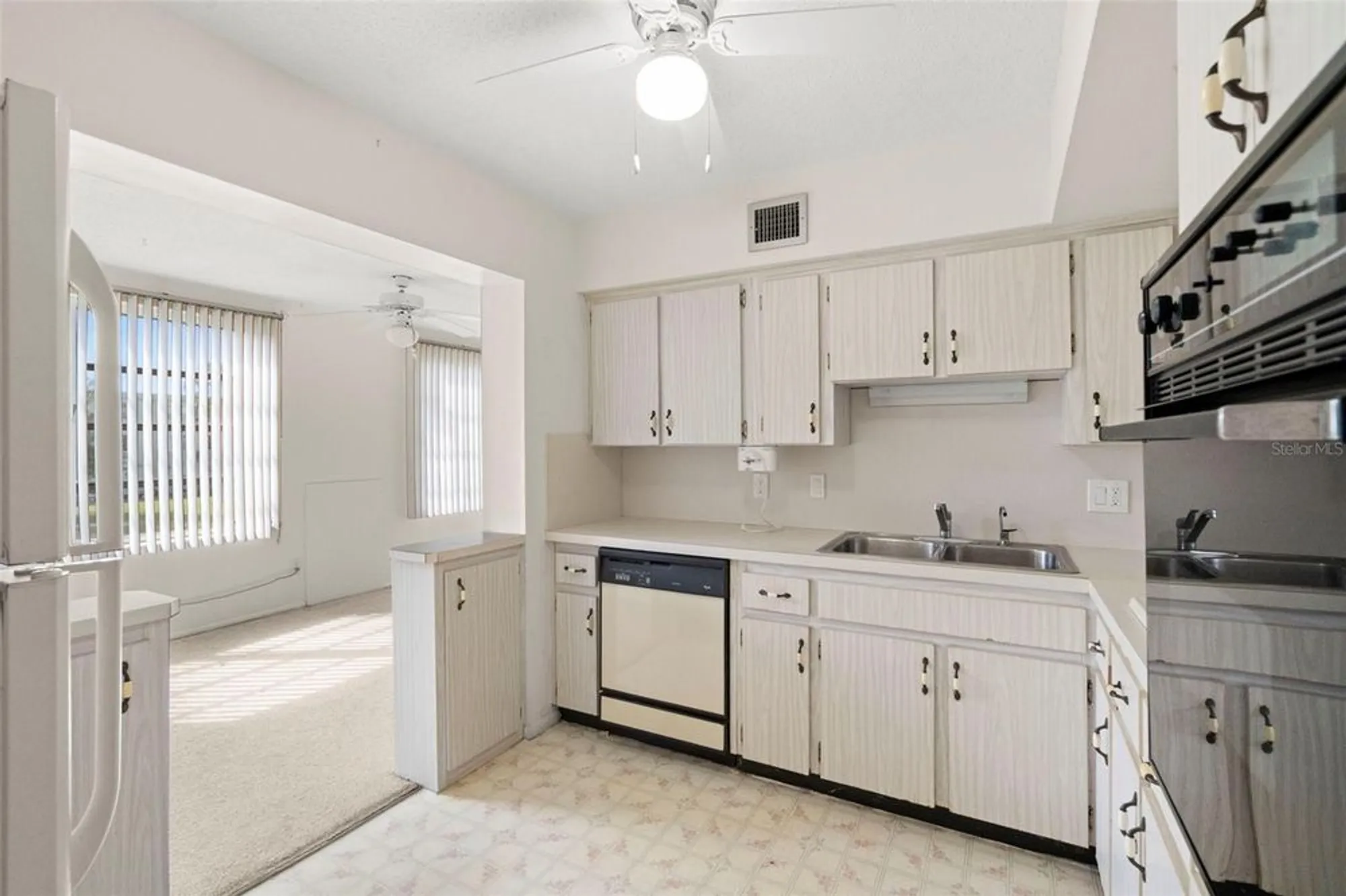 Property Slideshow image 12 of 43 | 2429 ecuadorian way 47, Clearwater, FL, 33763