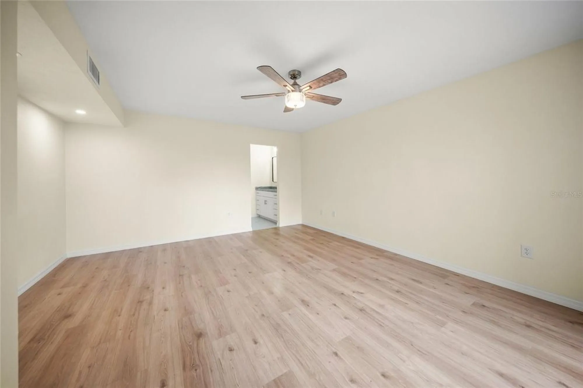 Property Slideshow image 17 of 62 | 4555 forest wood trl 23, Sarasota, FL, 34241