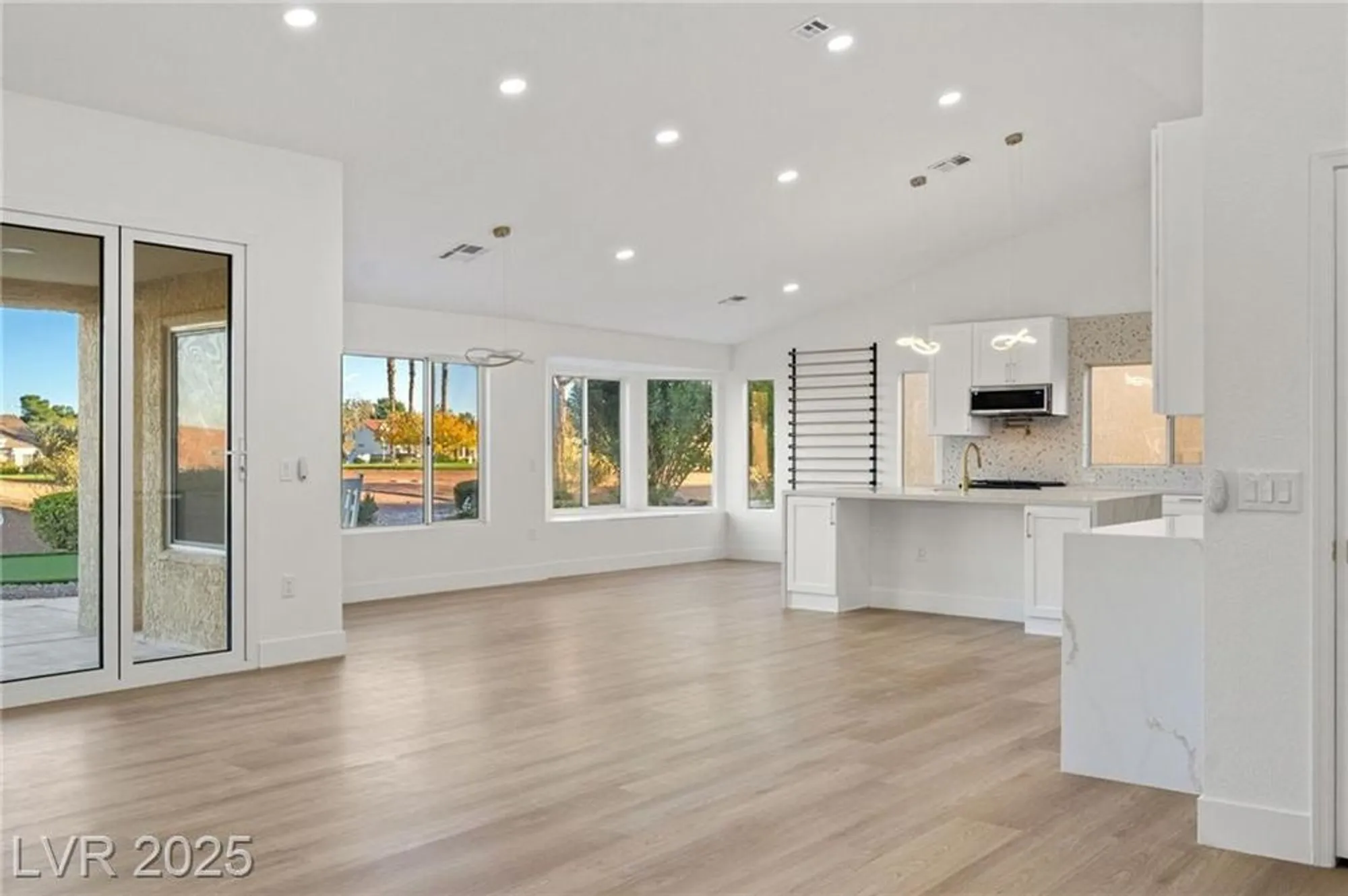 Property Slideshow image 19 of 44 | 2808 crown ridge dr, Las Vegas, NV, 89134