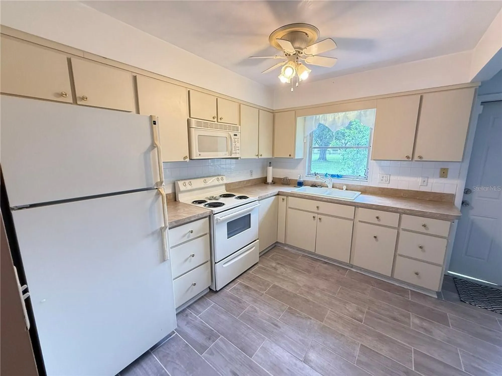 Property Slideshow image 7 of 42 | 8215 burgundy dr n # 8215, Pinellas Park, FL, 33781