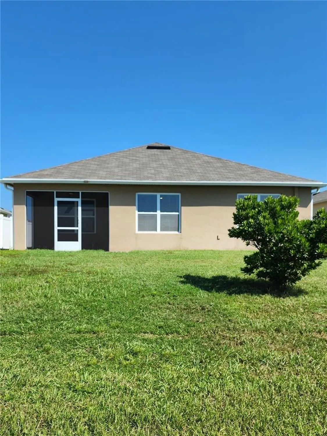 Property Slideshow image 16 of 20 | 2795 grandbury grove rd, Lakeland, FL, 33811