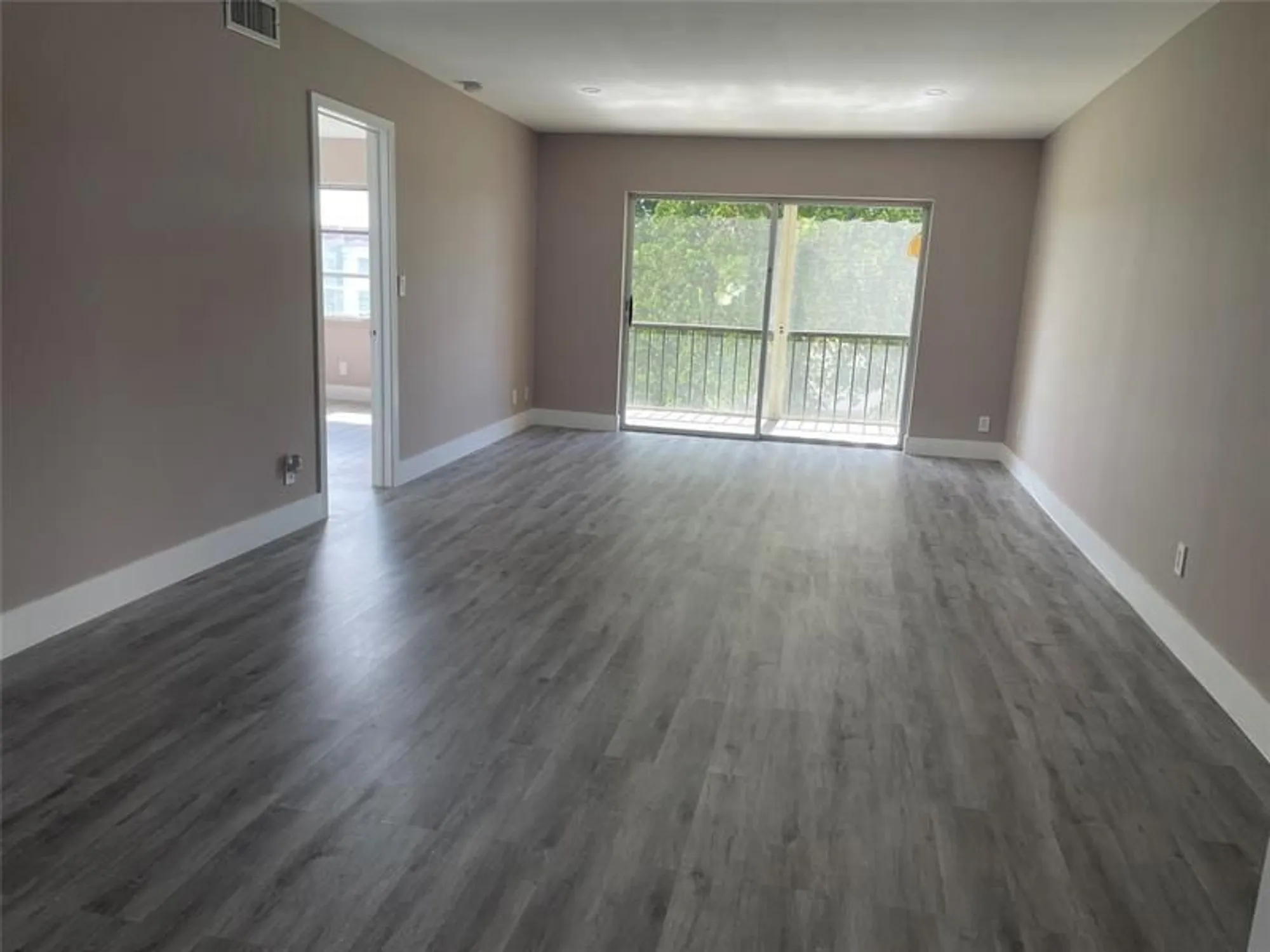 Property Slideshow image 10 of 53 | 8962 s hollybrook blvd 308, Pembroke Pines, FL, 33025