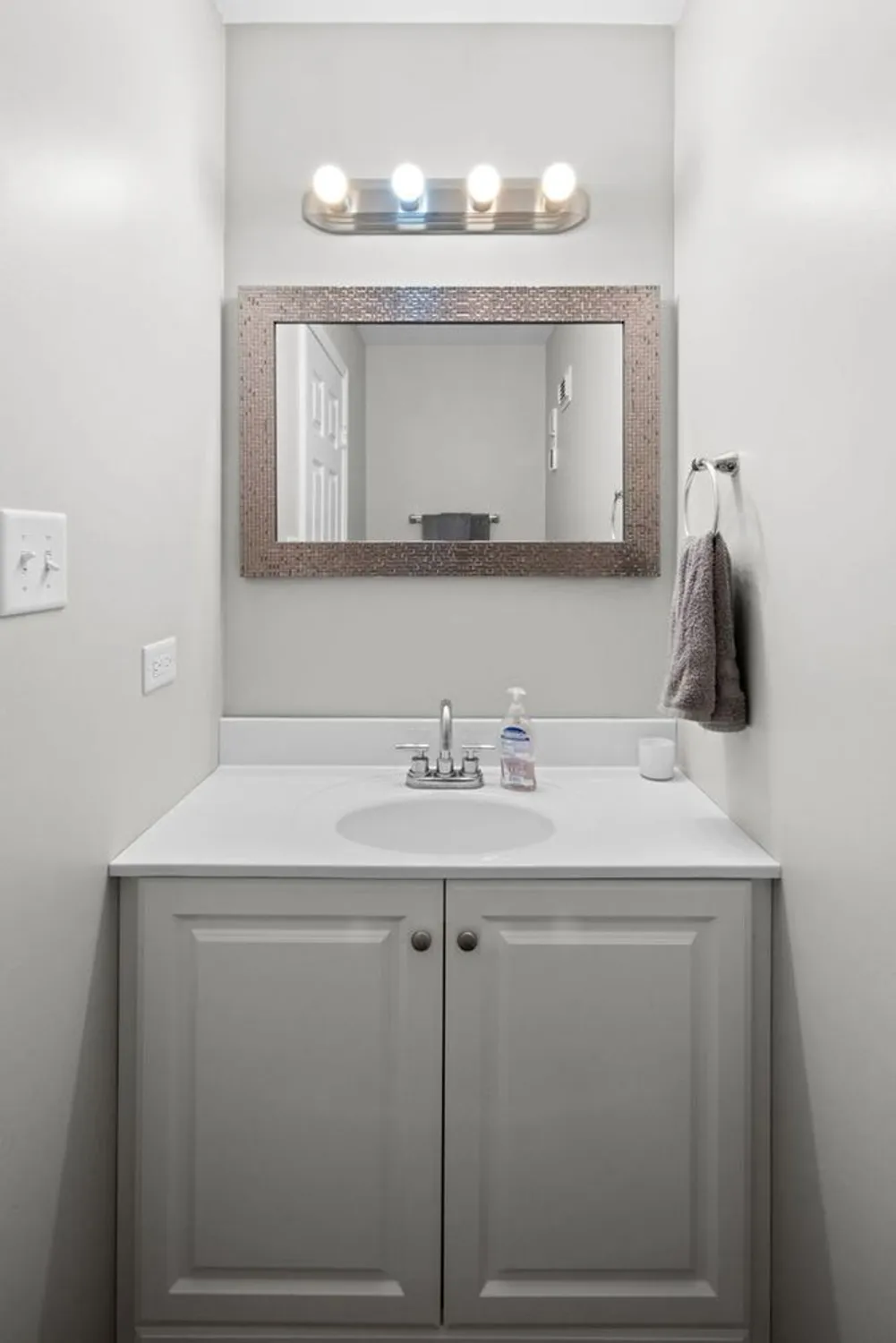 Property Slideshow image 9 of 31 | 429 valley view rd, Lake Barrington, IL, 60010