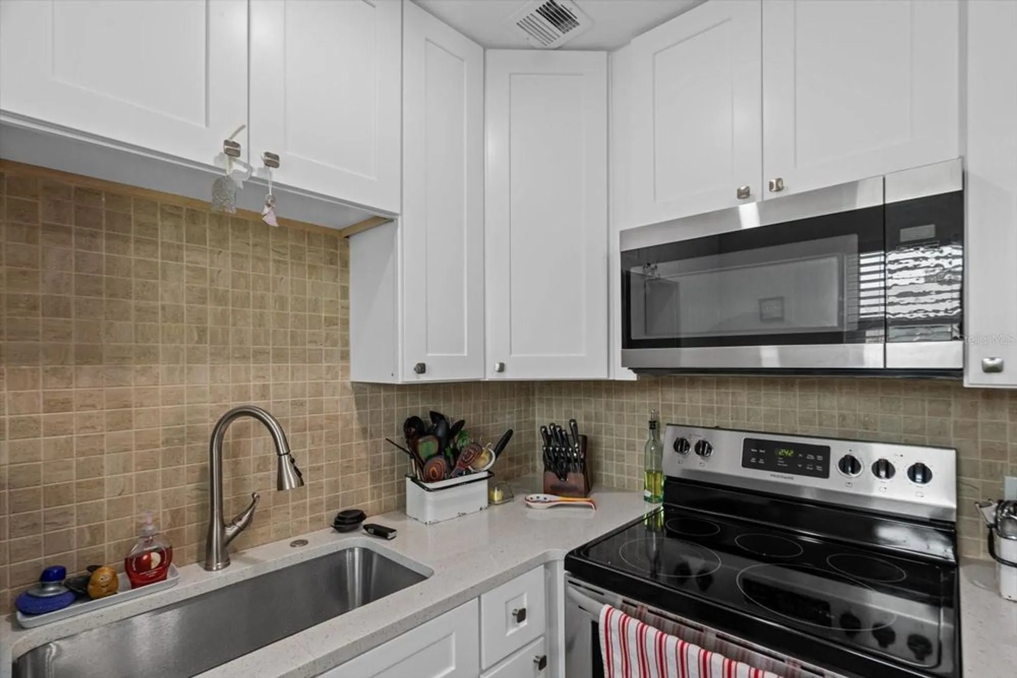 Property Slideshow image 9 of 19 | 202 bedford trl apt 120, Sun City Center, FL, 33573