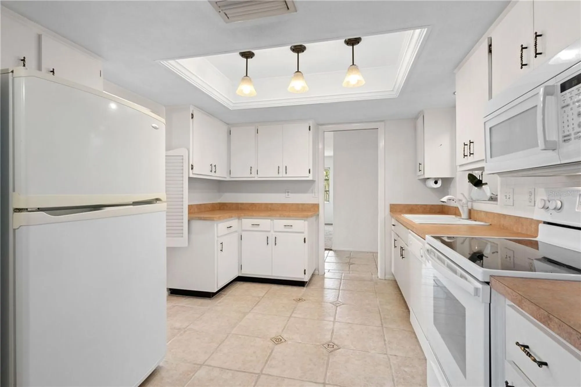 Property Slideshow image 8 of 35 | 3328 dartmouth ln 1012, Sarasota, FL, 34239