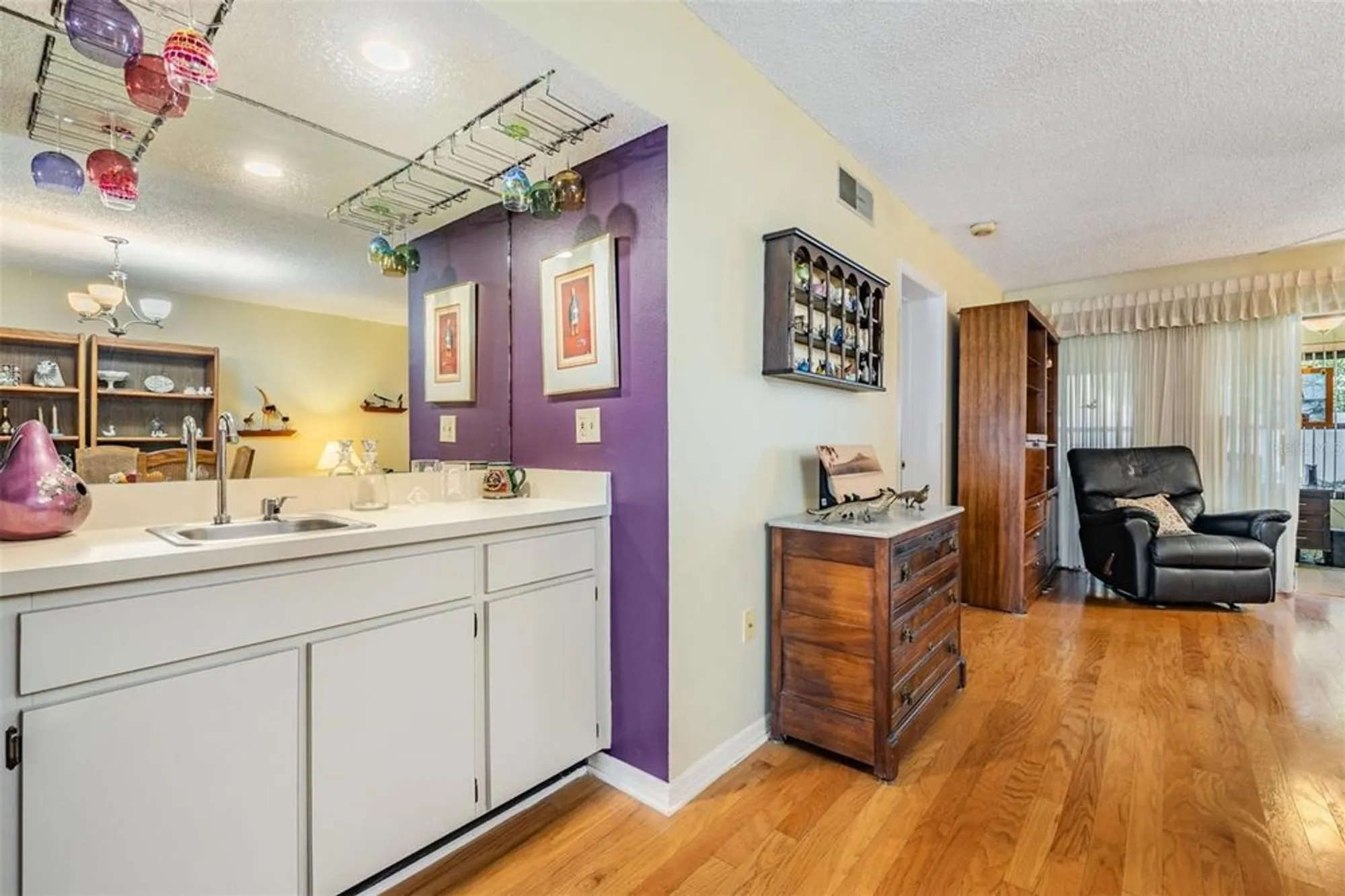 Property Slideshow image 17 of 35 | 2020 lakeview dr 102, Clearwater, FL, 33763